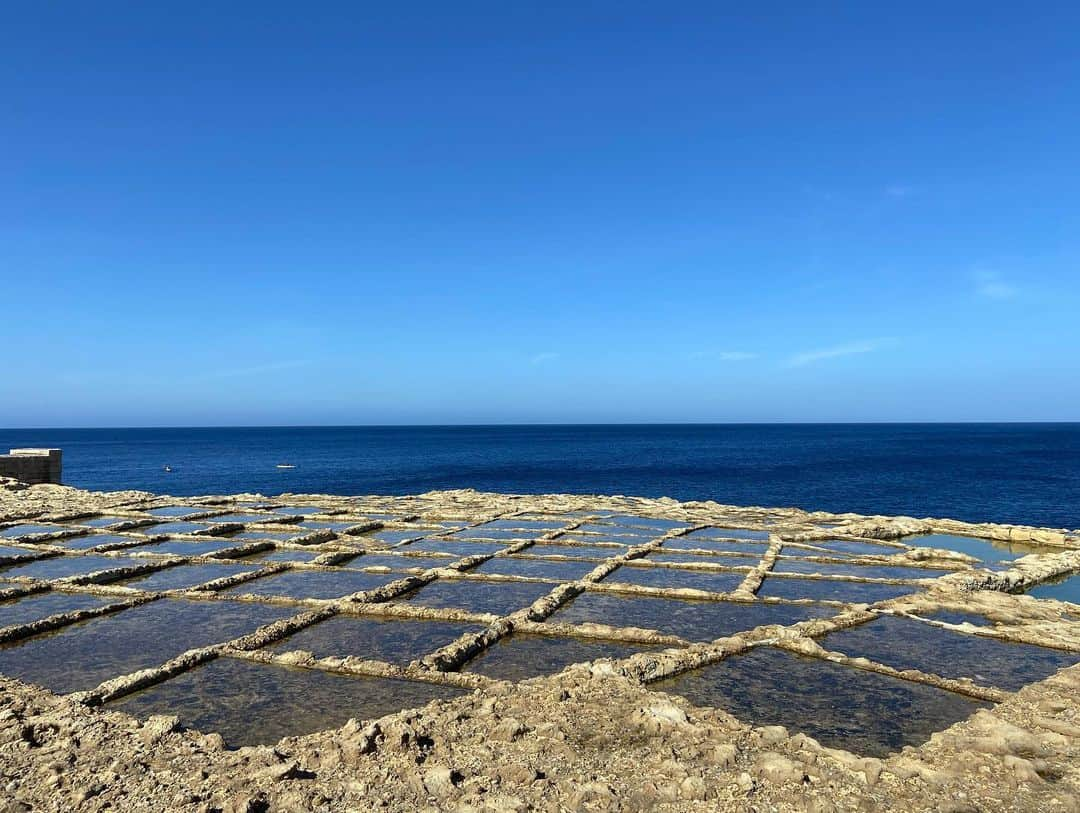 荒尾茉紀のインスタグラム：「ソルトパン＝塩田🧂ゴゾ島の天然塩は味がしっかり強めで美味しい☺️これでお刺身食べたい🐟  ※写真加工してません✨   #saltpans #ソルトパン #malta #gozo #マルタ留学 #ゴゾ島 #天然塩 #naturalsalt #地中海 🐚」