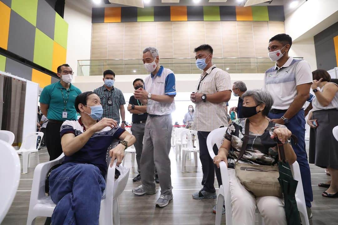 リー・シェンロンのインスタグラム：「Our pilot COVID-19 vaccination exercise for seniors aged 70 and above is underway. Following my visit to Ang Mo Kio Polyclinic two weeks ago, I dropped by Teck Ghee CC this morning to meet the seniors getting their jabs and observe the vaccination process.  Teck Ghee CC is one of two CCs being used for vaccinations, along with Tanjong Pagar CC. More centres will be set up in the coming weeks, so that everyone can conveniently receive their vaccinations.   Glad the take-up rate from our seniors has been very encouraging. Many thanks to all involved – the vaccination team, the community partners, and volunteers – for your hard work in reaching out to seniors, guiding them along each step, and ensuring a smooth process. – LHL  @moh_singapore @pafrenz @rafflesmedgrp  (MCI Photos by Betty Chua)」