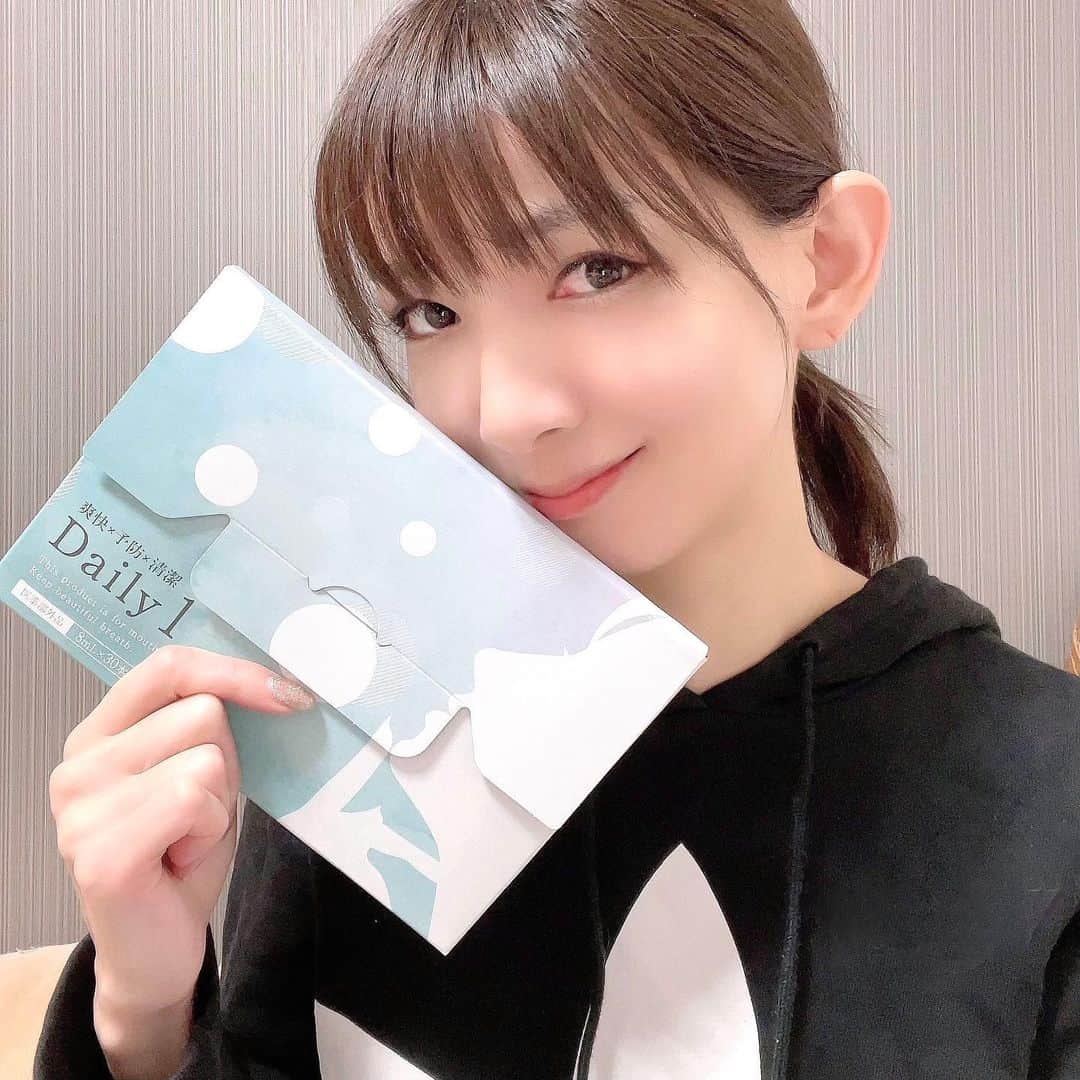 のインスタグラム：「歯磨きと共に毎日使用してる @fromcocoro.official さんのマウスウォッシュ🦷  歯磨きって磨き残しが多いらしいのでマウスウォッシュもマストアイテムにしてます🙌  虫歯予防や口臭予防にもオススメだよー☺︎  1ヶ月分小分けに入ってるのも使いやすくてありがたい✨  #daily1 #マウスウォッシュデイリーワン #マウスウォッシュdaily1 #口臭ケア #オーラルケア #モテ息 #白い歯#PR」