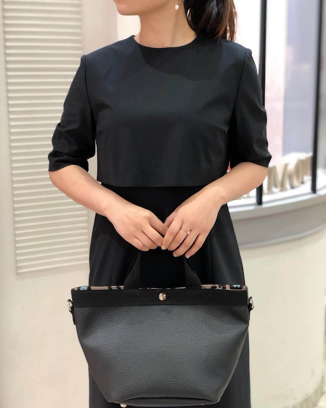 のインスタグラム：「.﻿ ﻿ Ceremony Style🌸﻿ ﻿ みんなの笑顔が輝く、晴れの日！﻿ そんな特別な日は﻿ Nina mewのドレスで華を添えて💐。﻿ 定番のトートバッグは﻿ オケージョンのシーンでも大活躍🖤☺️﻿ ﻿ Nina mew﻿ one-piece ¥25,000+tax﻿ bag ¥9,200+tax﻿ ﻿ @ninamew_official#Ninamew#ニーナミュウ#セレクトショップ#selectshop」