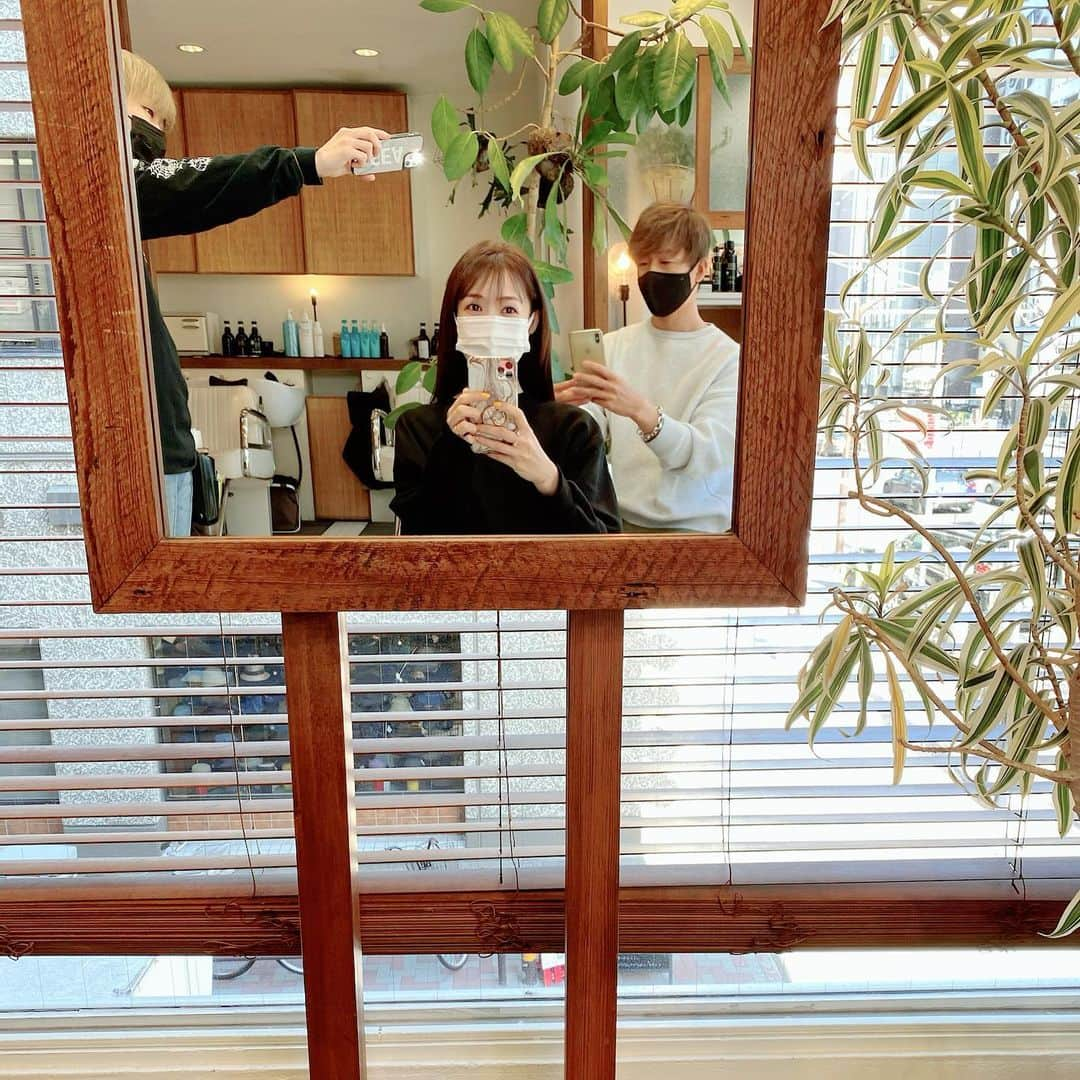 大西暁子さんのインスタグラム写真 - (大西暁子Instagram)「\ NEW HAIR COLOR 💇‍♀️﻿ / ﻿ ″モスベージュ🌳”﻿ すんごいお気に入り‼︎﻿ ﻿ 緑が入ることで抜け感ある大人な雰囲気に☺️﻿ この緑のまろやか感最高…♡ ﻿ 今回も素敵なヘアカラー ＆乾燥にやられた髪を生き返らせてくれてありがとう🥺🤲﻿ ﻿ 3枚目は撮影風景。トリプルスマホ。笑﻿ ﻿ Akkey﻿  @flowaoyama  @tadao0415 ﻿ #青山#ヘアサロン#イエベ秋#ストロングオータム﻿ #Amy#プライベートサロン#パーソナルカラー#パーソナルカラー診断#パーソナルカラーアナリスト #16タイプパーソナルカラー #16タイプパーソナルカラー診断#パーソナルカラー東京#カップル診断#ペア診断#コスメイラスト#personalcolor#illustrator #illustration #Akkey#fasion」2月6日 18時57分 - akiko_onishi11