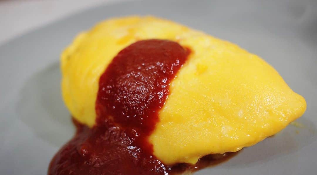 川島章良さんのインスタグラム写真 - (川島章良Instagram)「. . .  朝オムレツ食べたいときにレンジでぱっとできるのでいいですよー。  今回は『レンジで簡単オムレツ』をつくりました。  火加減が難しい卵料理ですがレンジなら  焦げる心配もないんで楽でいいですよー。  あと一品のお弁当にもいいかも。  【▼材料】 □卵・・・2個 □牛乳・・・大さじ1 □マヨネーズ・・・小さじ1/2 □チーズ・・・小さじ1  作り方はYouTubeの  はんにゃ川島のほんわかレシピを見てください。  プロフィールからもいけますよ。  #ほんわかレシピ #はんにゃ川島 #レンジで簡単  #オムレツ #たまご #卵料理」2月6日 18時58分 - hannyakawashima