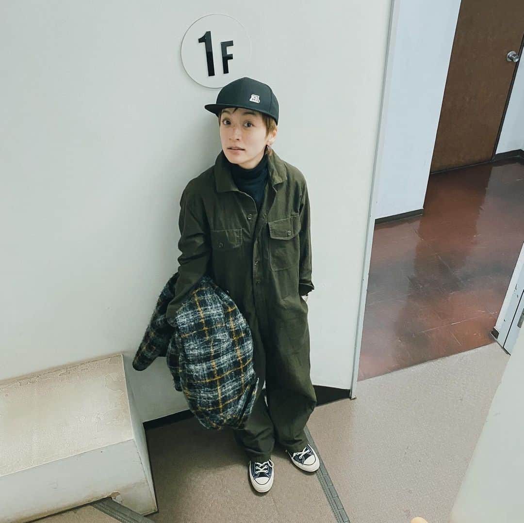 高山都さんのインスタグラム写真 - (高山都Instagram)「やっぱりつなぎが好き♡ はじめて買ったYAECAの洋服。 タフで作りがよくて、着ていて気分がいい。 今日は撮影だったから、動きやすくスニーカーとキャップにしたら、ねぇ？中学生？って笑われる男の子みたいになった。 そんな日もあり。 #都ふく all-in-one #yaeca  turtle knit @johnsmedleyknitwear.jp  cap @acnestudios  photo by @kana_tkym」2月6日 18時59分 - miyare38