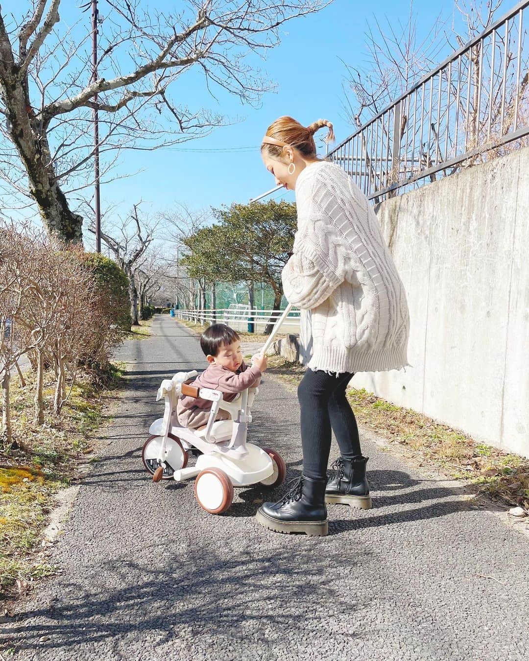 NikawaAsuka さんのインスタグラム写真 - (NikawaAsuka Instagram)「まだまだ風邪引きさんだから暖かい時間に少しだけお散歩👶（降りたがってる） #赤ちゃん #男の子 #1歳 #1歳2ヶ月 #お散歩 #三輪車」2月6日 18時59分 - 19890808a
