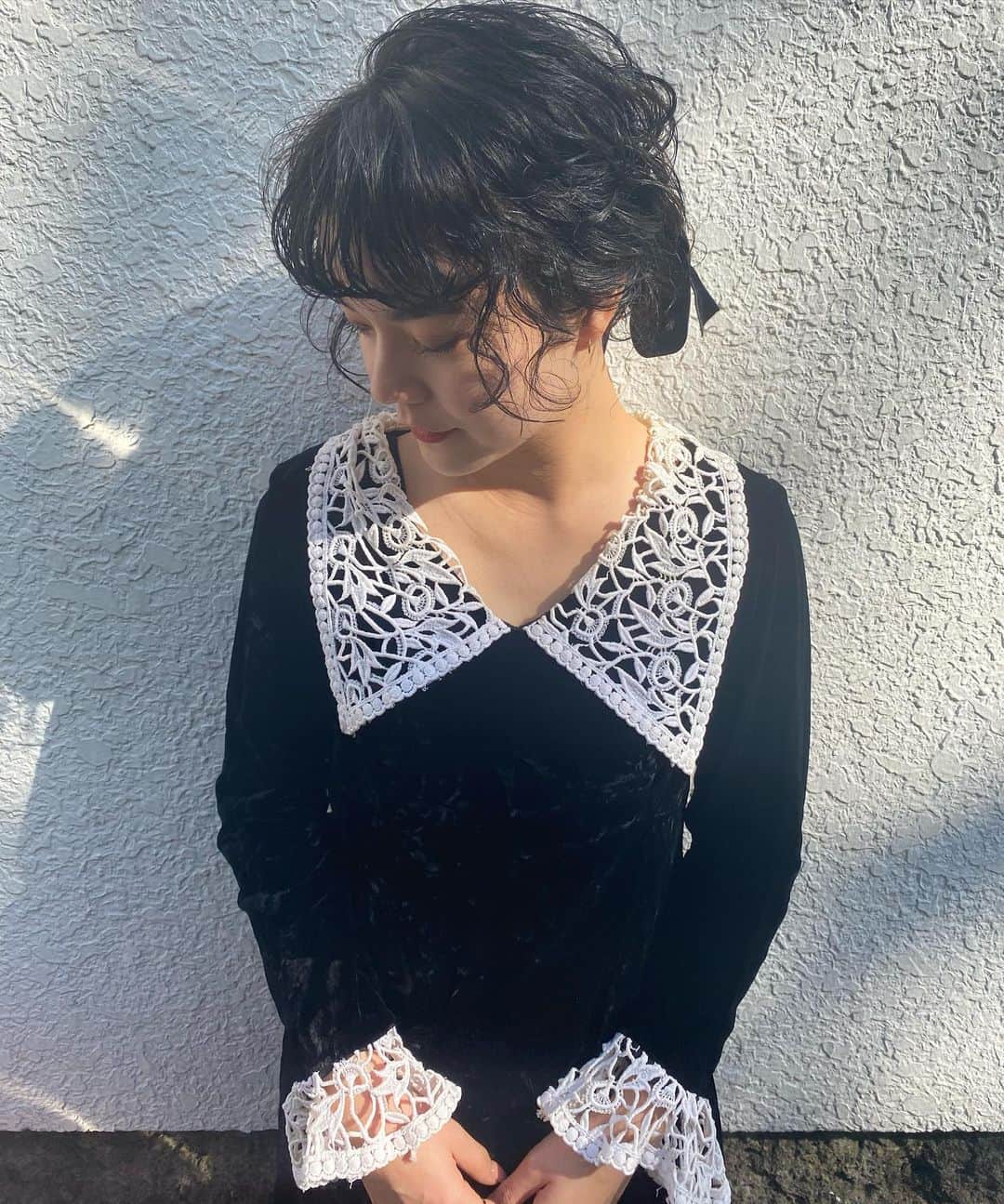 長澤メイのインスタグラム：「結婚式に出席するから 朝から谷ちゃんに ヘアアレンジしてもらったよ💗  ありがとう🥺💕 ドレスはヴィンテージ🌞✨ #ヘアアレンジ #結婚式」