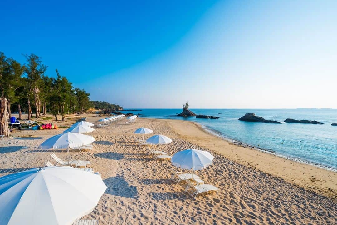 カヌチャリゾートのインスタグラム：「. ついにカヌチャの夏がやってきます。 今年のカヌチャビーチの海開きは3/28(日)。 海開きまでは、あと50日となりました。  今年は、たくさんのみなさまにカヌチャで夏をお楽しみいただけると 嬉しいです。  カヌチャリゾートの公式TwitterとFacebookでは、 スタッフによるカウントダウンをスタート。 ぜひこちらもチェックしてみてくださいね。 . ---- ◆詳細は�ストーリーズでチェック！ ◆24時間以降はプロフィールのリンクからどうぞ @kanucha_resort ---- .⠀ #カヌチャは街だ⠀ #カヌチャリゾート #カヌチャ #カヌチャビーチ #海開き  #カヌチャビーチ海開きまであと50日」