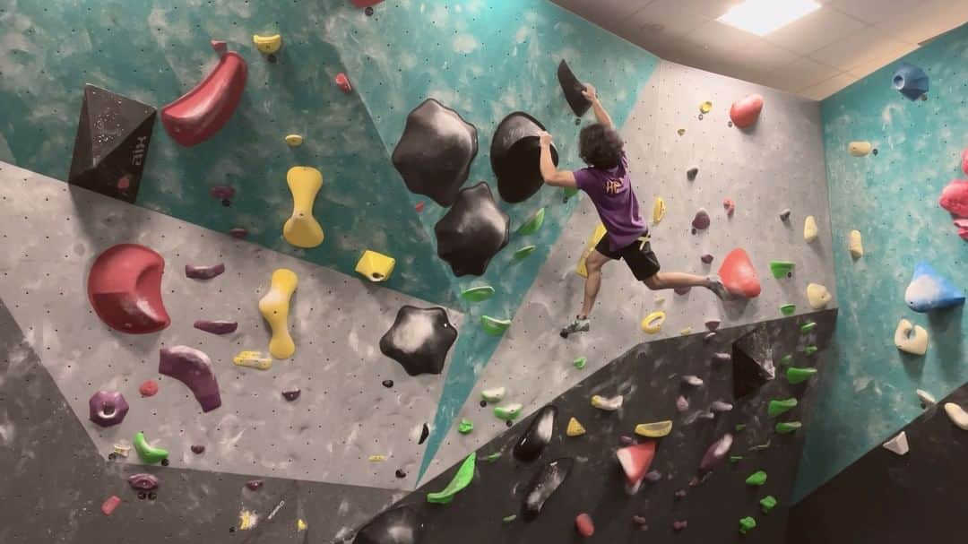 のインスタグラム：「~Surprise at the end~  Always get that 50-50 feeling standing under slopey volumes, especially the Bubbies by @jasonkehl_cryptochild @soill. Sometimes they just feel impossible to latch on to or move off.   Had all the moves dialled in the previous session but I fell off the last hold, twice! Good session yesterday - got this on the first go (and second go for the vid!) and sent all from the new set to the left!  Slopers have always been a struggle for me and the only way to really get better at them is practice (and falling off many, many times.) Of course this applies to all aspects of climbing but especially with slopers - exploring and learning the nuances of loading angles and body positioning becomes extra important. Gonna try jump on this one every session till the next reset for this section!  @heavy.japan  filmed by @karsten88  @boulderworldsg   #heavyjapan #climbing #bouldering #bwbeta」