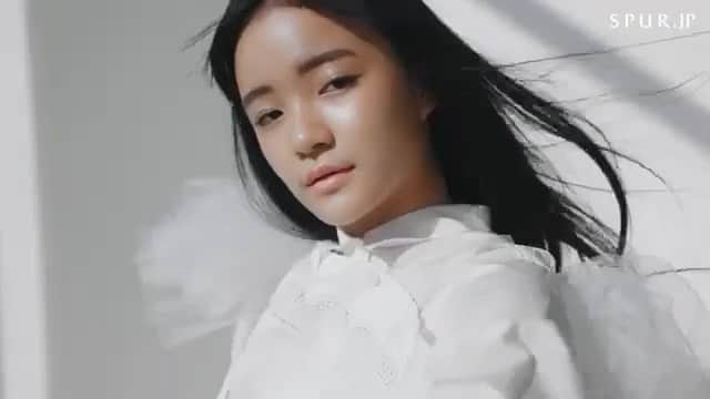 のインスタグラム：「New work for SPUR.jp   スワンのように飛び立ちそうなしなやかな動きとピュアでフレッシュな透明感の服部樹咲ちゃん１４歳✨✨✨ これからがすごく楽しみです😊  model：Misaki Hattori　 movie:Tatsushi Ko〈ZONA〉　　 hair:shuco〈3rd〉　 styling：Saeko Sugai　 text&edit：Yukiko Ogawa　 edit:Naoko Yokomizo  make up @michiru_makeup  #makeupbymichiru   #spur #KANEBO​　#ファンデーション​　#服部樹咲​　 #ミッドナイトスワン」