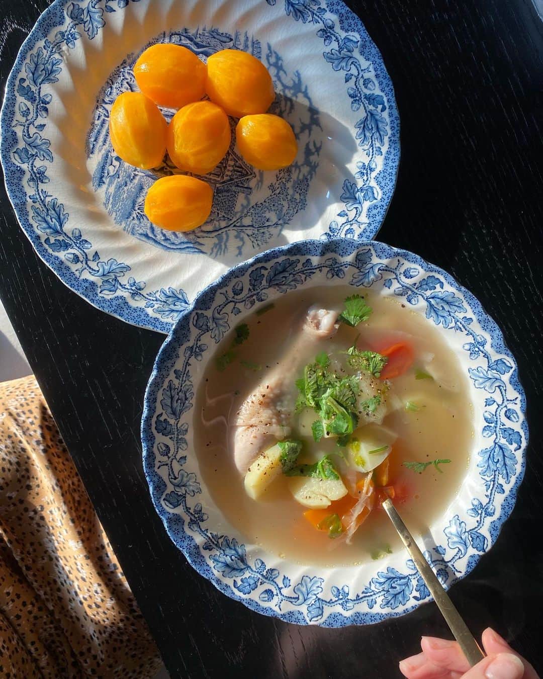 キンバリー・アン・ウォーテマス・ティアムシリのインスタグラム：「My Thai Chicken Soup and Marian plum for dessert 🍲 อยากทำให้กินจังเลยค่ะ ☺️ @mark_prin #ChefKimmy」