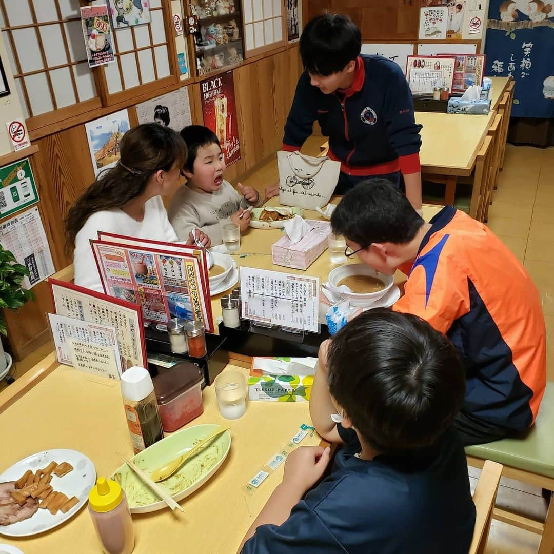 ふくしま組子『カナザワタテグ』さんのインスタグラム写真 - (ふくしま組子『カナザワタテグ』Instagram)「また 爆上がりカレー🍛食ったら 歯が抜けたようで（笑）  #大笑 #カナザワ建具店  #爆上がりカレー  #あんちゃん３人おかわり #オヤジは酒呑み #んまい」2月6日 19時07分 - worlds_kumiko