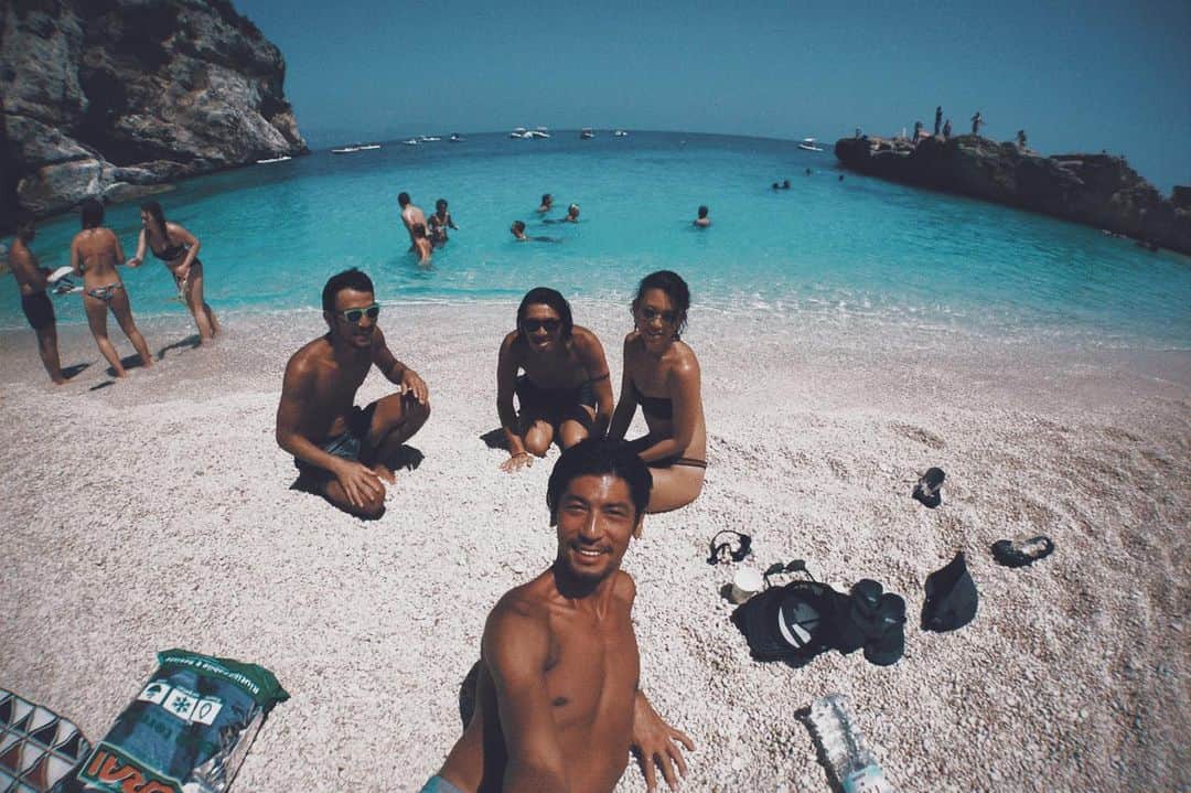 のインスタグラム：「ㅤ  I'd love to go back…🥺 いつまたここにいけるじゃろかな🤔 ㅤ 石岡瑛子さんの展示を見てきたから 資生堂の広告のような色の黒さの 写真をあげてみました🤣 ㅤ #blendatrip2018」