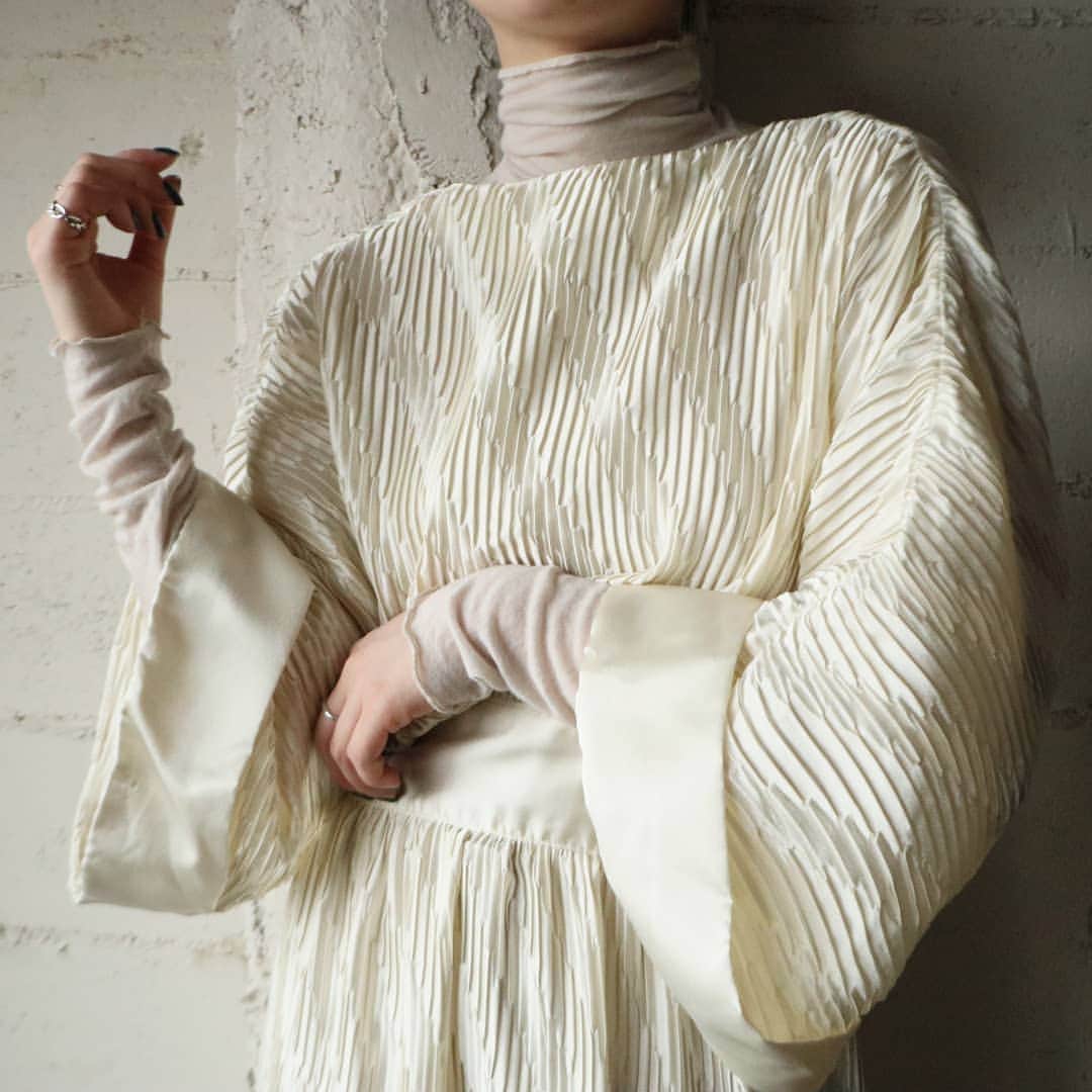 吉祥寺 古着屋 Orfeoのインスタグラム：「. Pleated Long Robe  #orfeo #kichijoji #tokyo #vintage #used #fashion #coordinate #outfit . . .  お問い合わせはインスタグラムのプロフィール掲載のメールアドレスにお願いいたします。コメント、DMでのお問い合わせは受け付けておりませんのでご了承ください。 ONLINE SHOPの商品も店頭にてご購入頂けます。気になる商品がございましたらスタッフにお声掛けください。 . 新型コロナウィルス感染症予防対策を徹底して営業しております。 ご来店の際はマスク着用、手指消毒にご協力ください。」