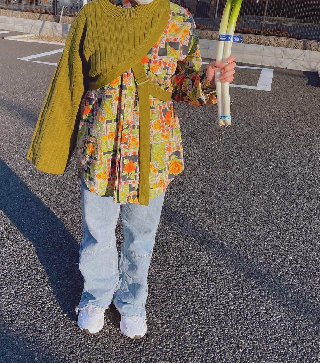 和田美枝のインスタグラム：「長ネギアーチェリー🏹  #長ネギ #右だけすごいあったかい #ニット」