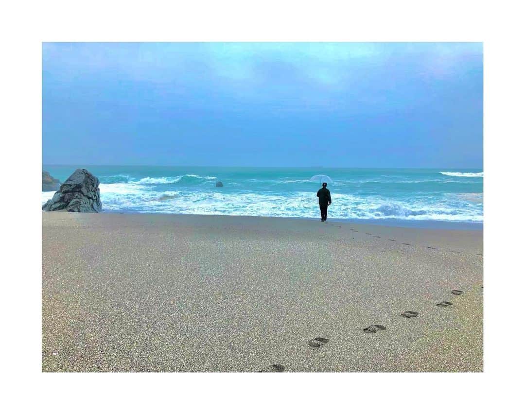 のインスタグラム：「_﻿ 最近マネージャーさんが﻿ たくさんオフショット撮ってくれるんですけど﻿ ﻿ なんでこの写真構図いい感じなのに﻿ 使ってくれないんですか！！﻿ ﻿ と怒られたので使います。確かにいい感じ。﻿ 桂浜での写真です。﻿ ﻿ 今日は﻿ ドラマ「ナイルパーチの女子会」﻿ 第2話！！﻿ ﻿ 先週怒涛の展開で終わったので﻿ 先が気になっていたのではないでしょうか。﻿ ﻿ 是非見てください。﻿ 今週もすごいぞ。」