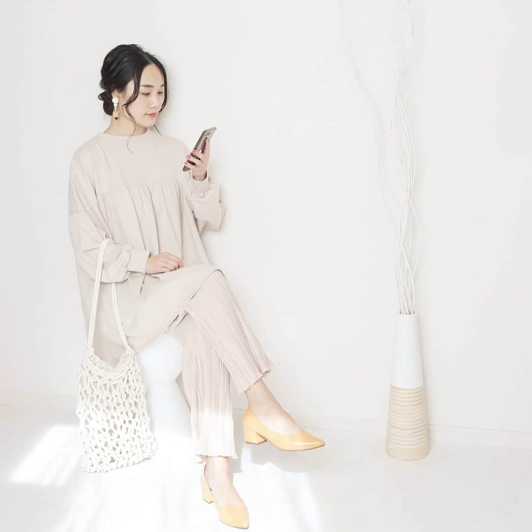 Eri Satoのインスタグラム：「【ivory×orangeコーデ】 · tops: @reca_official  bag:@discoat_official  shoes: @lisavicky_japan · 昨日のコーデの全身☺️ トップスは @reca_official の ギャザーフレアプルオーバーです (検索番号：R21122-k) · 【reca 春の新作 SPECIALPRICE 第2弾】 72時間限定　10％OFF！ 2/5(金)12:00 - 2/8(月)11:59まで 春の人気アイテムが対象になってます✨ · 靴は @lisavicky_japan またアンバサダー募集が始まってるのでチェックしてみてね💛 · · #reca #recaコーデ#高身長コーデ#ママコーデ#カジュアルコーデ#スウェットコーデ#レイヤードコーデ #fashion#ootd#outfit#code#coordinate#style#ファッション#コーディネート#コデ#プチプラ#プチプラコーデ#mamagirl#locari#partegram#カジュアル#お洒落さんと繋がりたい#pr」