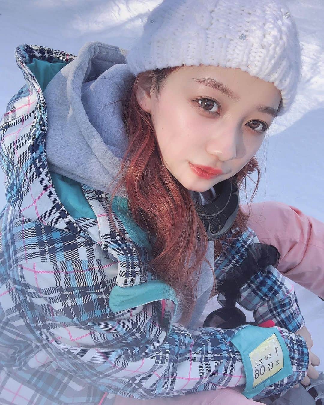 白川れなのインスタグラム：「全部雪のせいだ。﻿ ﻿ ﻿ ﻿ ﻿ とか言ってみるけど全身筋肉痛でそれどころじゃない❕❕﻿ ﻿ ﻿ ﻿ ﻿ ﻿ ﻿ ﻿ ﻿ ﻿ ﻿ ﻿ #ピンクカラー #ピンクベージュ#pink #スノボ #snowboarding #daily_photo_jpn #socialdistancing #makeup #美容学生 #メイク #lilac #バンド#portrait #좋아요 #소통 #팔로우 #팔로미 #오오티디 #데일리룩 #패션 #뷰티스타그램 #메이크업 #셀카 #赞 #粉我 #我的最愛 #韓国ヘア」