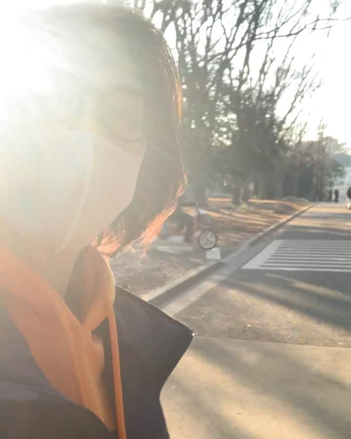 仲美咲のインスタグラム：「今日はオンラインだったのでメイクをしてそのまま家にいるのももったいないとおもって外へお散歩🌿 . 太陽の光が気持ちよかった〜🌞 . 家族連れや恋人同士や友達や1人でみんなそれぞれしたいことをしていて楽しんでたなぁ🛹🥤🏃‍♀️⚽️🚴🏻‍♂️ . たまには1人で本持ってきて座って読書もありだな😌📘」