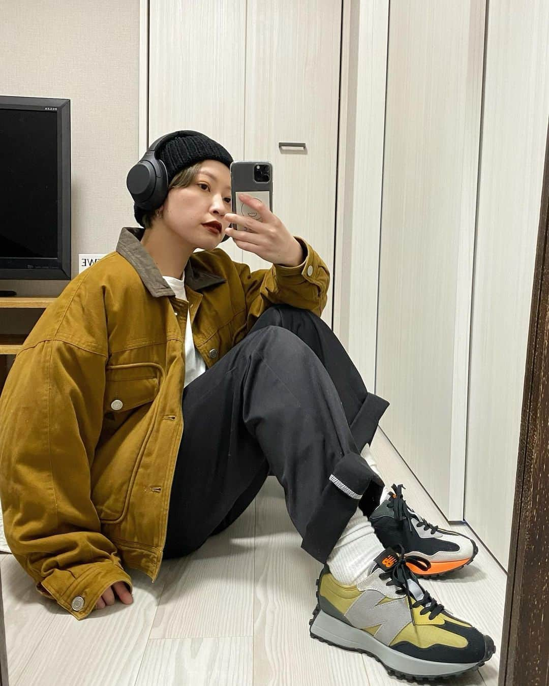 mahoさんのインスタグラム写真 - (mahoInstagram)「＊ 初めて新しいお家でのショット投稿するかも。 おnewなnew balance ▶︎ @atmos_japan .  3枚目は暇だなあと思った時の自撮り . #newbalance#atmos#ms327#アトモス#ootd#fashion#メンズライク#古着好きな人と繋がりたい#古着#古着コーデ#おしゃれさんと繋がりたい#フリクロ#フルジョ#コーデ#コーディネート#ストリート#カジュアル#シンプル#古着mix#instagood#outfit#instalike#coordinate#mensfashion#used#fudge#sony#dickies#uniqlo#me」2月6日 19時17分 - mhpht_