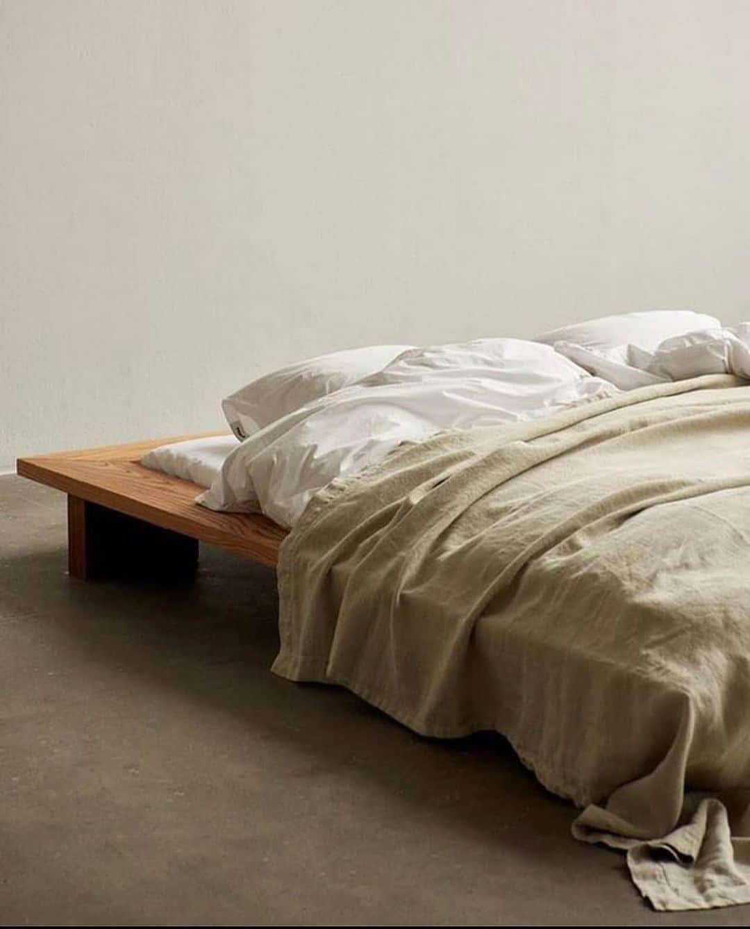 Mathilde Goehlerのインスタグラム：「Saturday snooze and dream bed 🤍」