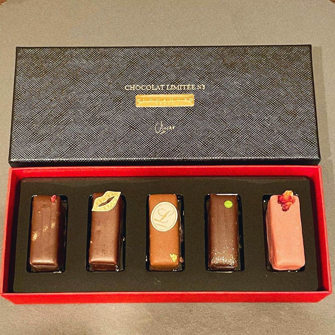 のインスタグラム：「チョコゲット！ もうすぐバレンタインデーだねぇ🔮 ギモーヴのもちっふわ感とほのかなフルーツの酸味をチョコが全て包み込んでくれる⚡️ 真ん中のシャンパン味は大人の色気をまとってる、いきなり口に入れられたらそこはもう東京六本木、って感じの味でした🎊🍇 一気に食べてしまった🤔大人味の大人食い…🤭  @louange_tokyo #ルワンジュ東京 #バレンタイン #バレンタインデー」