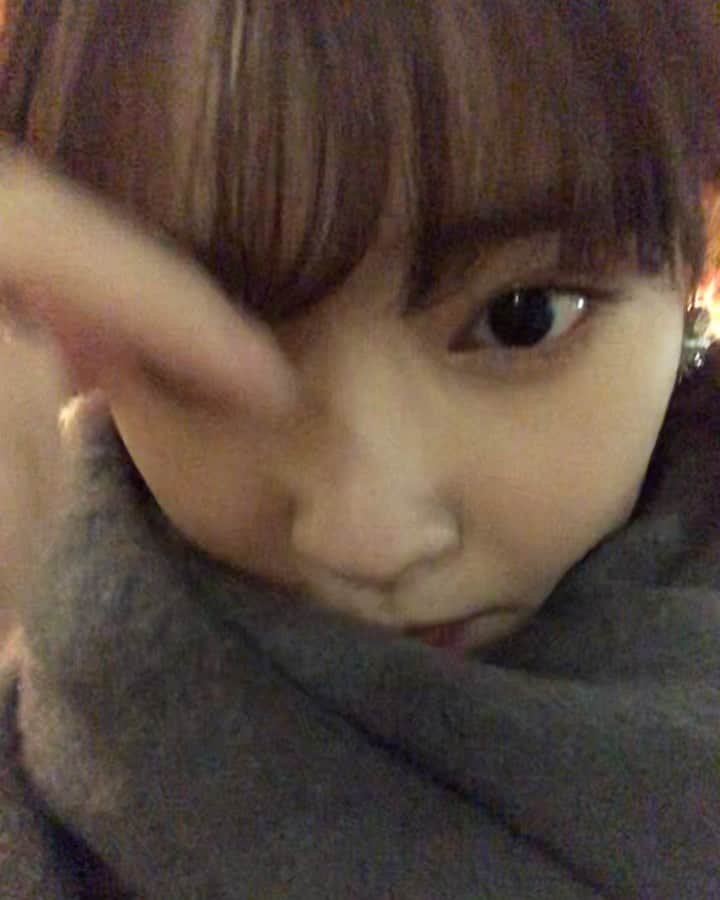 小向なるのインスタグラム：「マスク外すのは撮影だけね😷  #散歩 #茶色い髪を楽しむ」