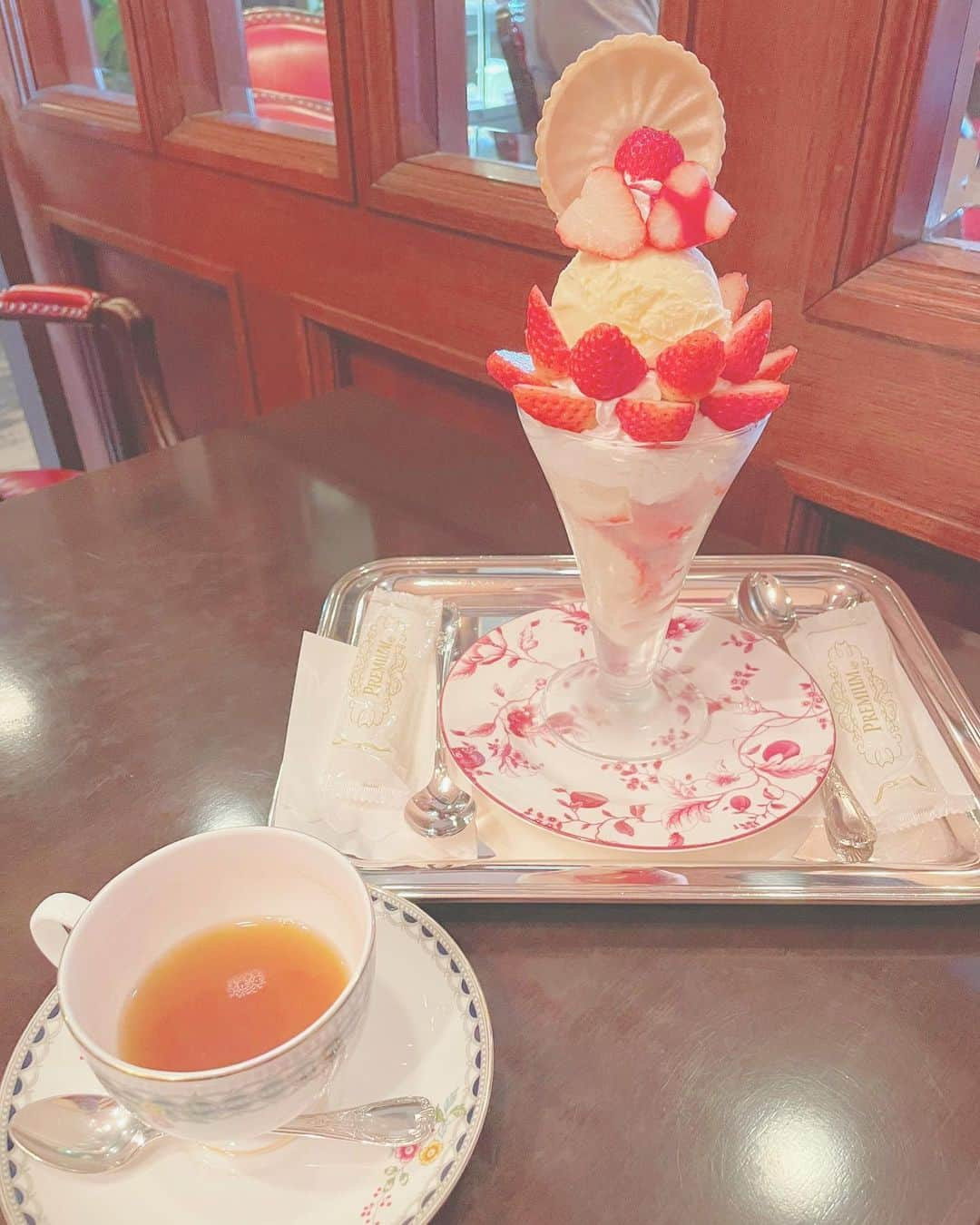 藤園麗のインスタグラム：「この時期の季節のパフェだいすき🍓💭 飲みかけの紅茶は見えてないことに...😂 . . . #季節のパフェ #いちごパフェ #いちごしか勝たん #いちご #🍓 #藤園麗」