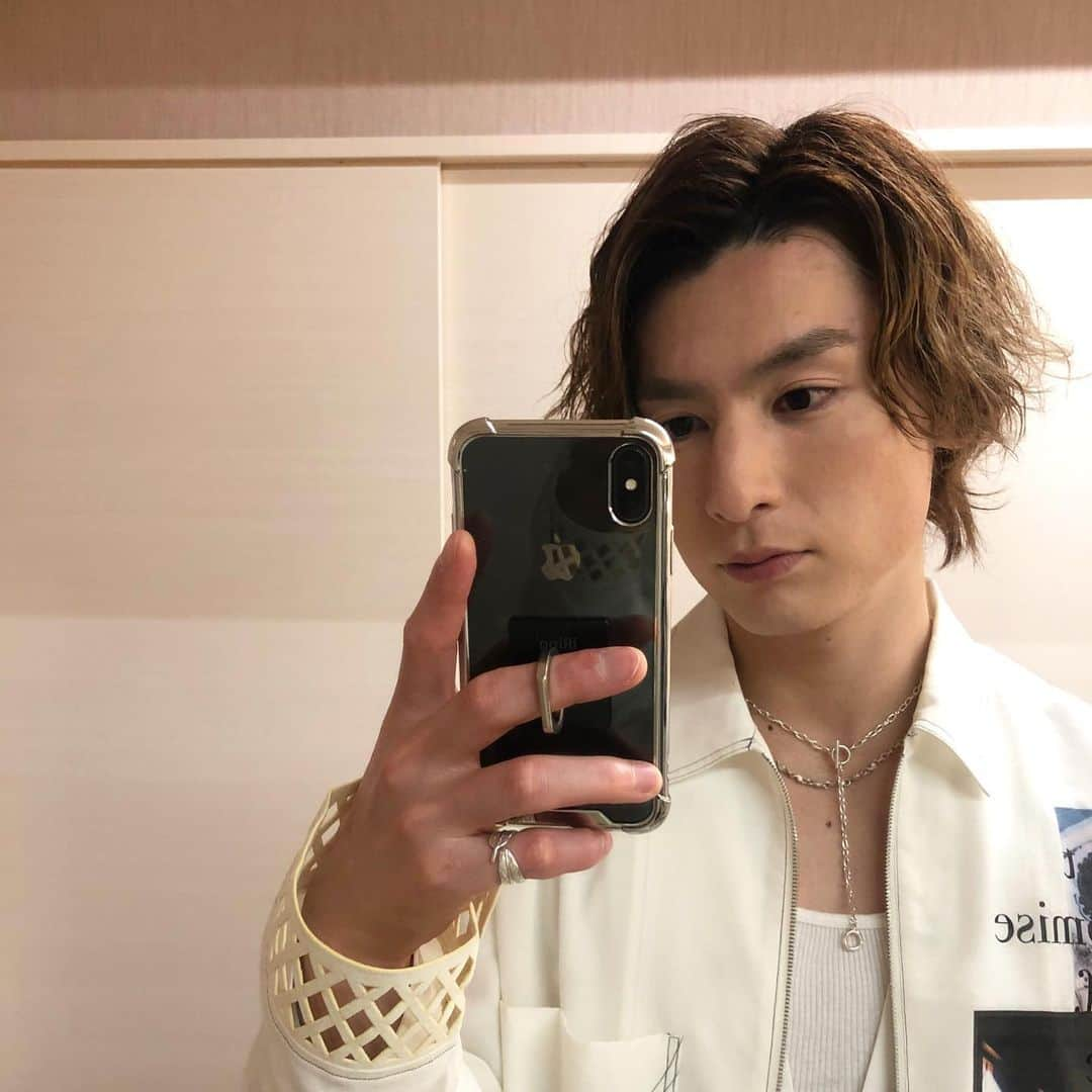 小見山直人 さんのインスタグラム写真 - (小見山直人 Instagram)「🤳🙋‍♂️✨  内カメラの自撮りはちょっと恥ずかしいから鏡越し自撮り🤳🙋‍♂️✨  今日は踊ったぜ〜😎」2月6日 19時21分 - naoto_lol