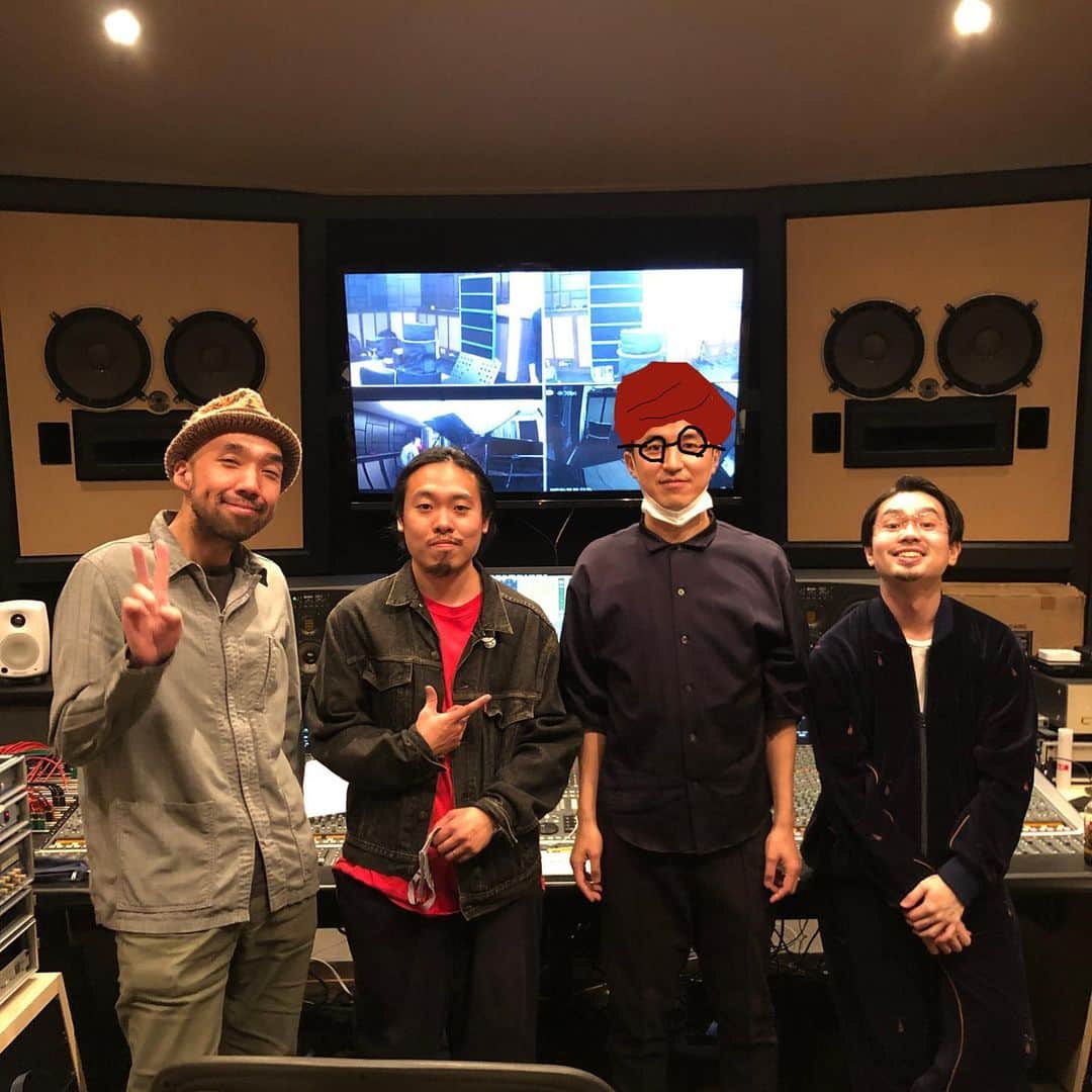 のインスタグラム：「マハラージャン氏が 3/24に配信リリースする 3rd EP「セーラ☆ムン太郎」 に、わたくしも携わっています。  石若駿くんと念願叶ってはじめまして。 皆川真人先輩とも、ようやくご一緒できました。  お楽しみに👳‍♂️」