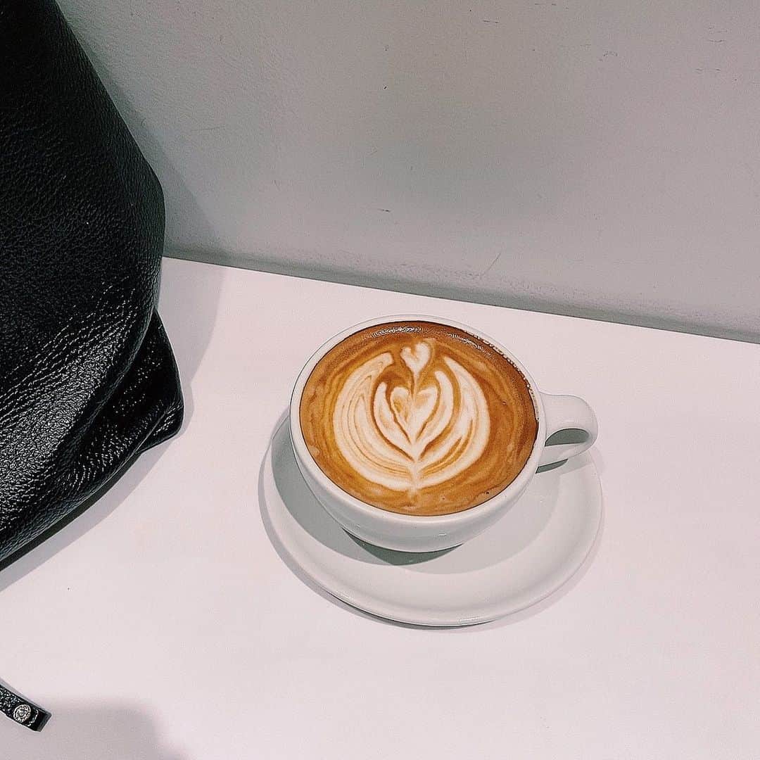 サキのインスタグラム：「. オーツミルク美味しい🌾  #bluebottlecoffee #bluebottle」