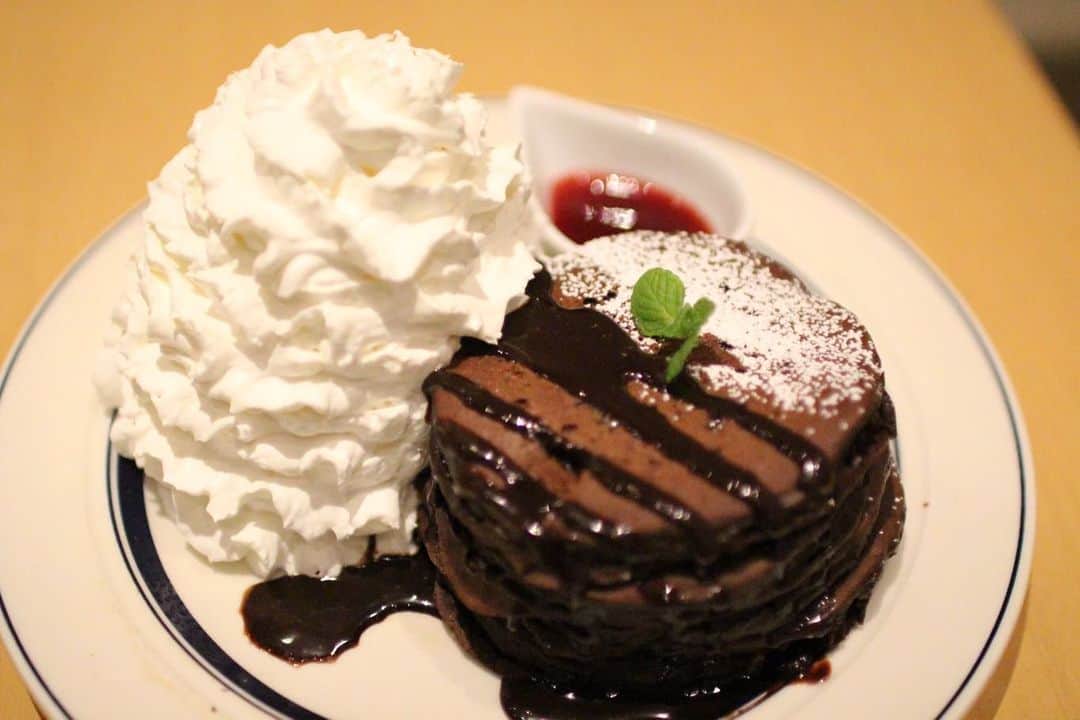 有田優理香のインスタグラム：「何年か前のバレンタイン限定メニュー🥞💓生クリームは飲み物だと思っている。広島にエッグスンシングス出来ないかなあ🥺  #eggsnthings  #エッグスンシングス心斎橋 #3年くらい前　#じさすたぐらむ #パンケーキ二郎 #クリームましまし #早く県外行きたいね #甘党」