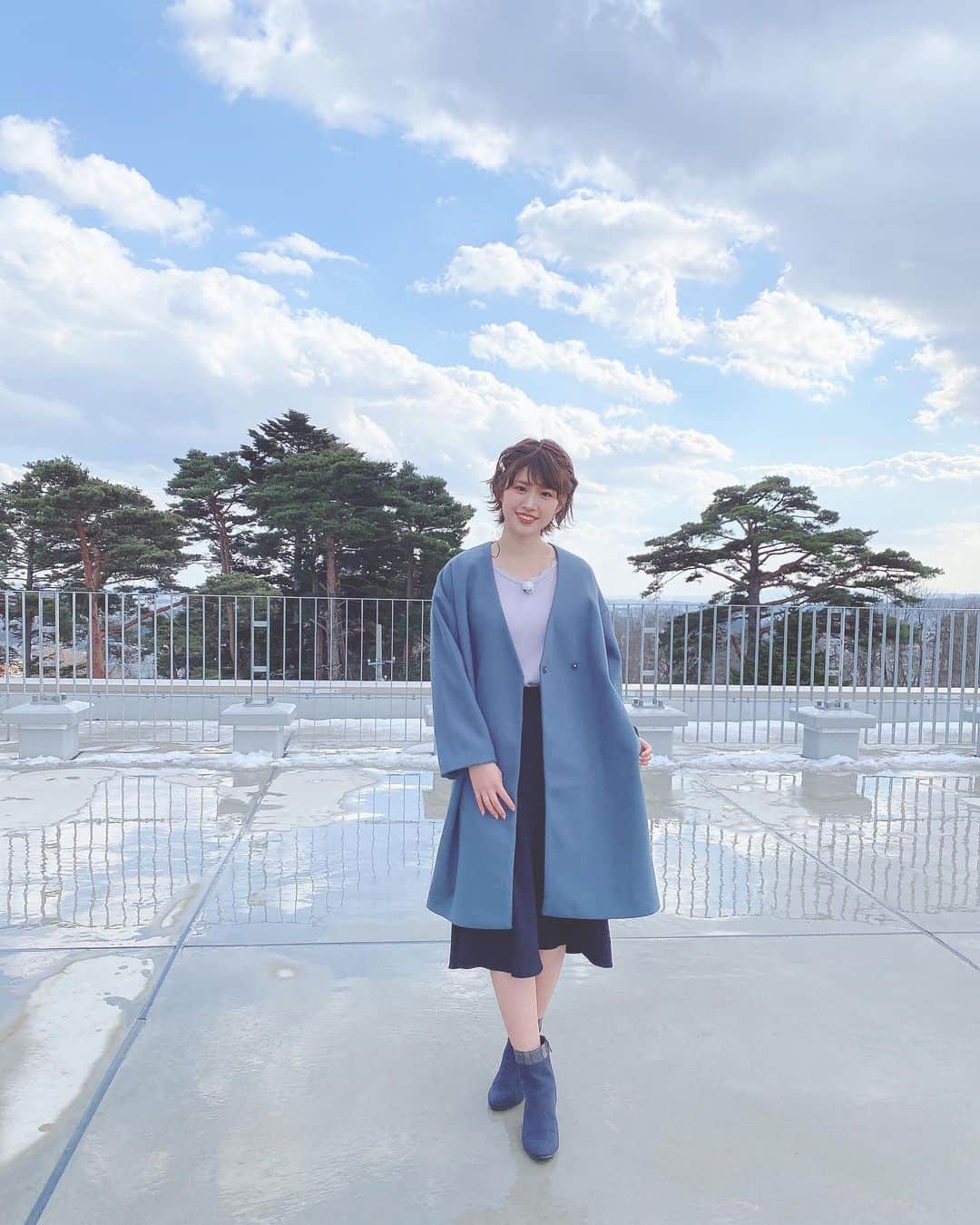 佐藤朱のインスタグラム：「⛅️💙 . 雪解け水に空が映ってる〜 #サタデーウォッチン #衣装」