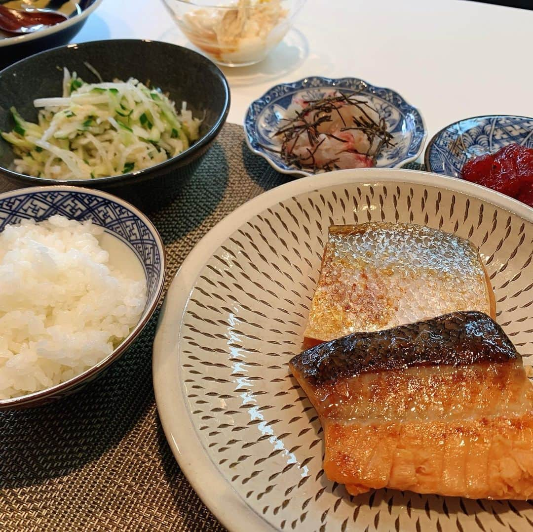 王理惠のインスタグラム：「二洲楼の鮭の味噌漬けが美味しすぎるー🥰最近お酒もあんまり飲まなくなったから定食みたいな晩ごはん🍚😋🙏#二洲楼#新潟#三条#鮭の味噌漬け#おうちごはん」