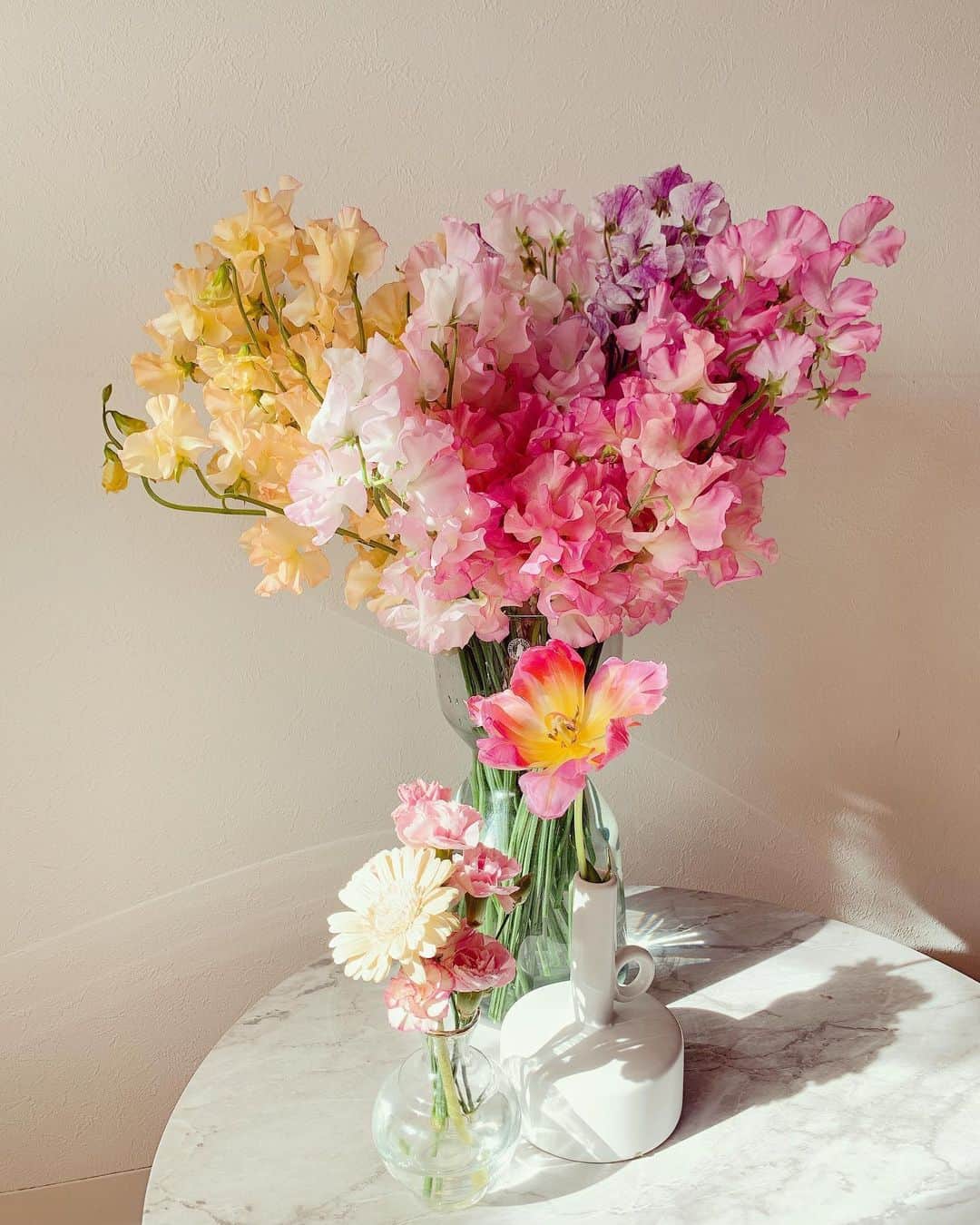 Kozue Kawabeさんのインスタグラム写真 - (Kozue KawabeInstagram)「#花のある生活 最近おうち時間が増えて、お花を愛でる時間が増えて幸せ♡ @farmersmarketjp  お花屋さん支援で100本のスイトピーgetしました。お部屋いっぱい良い香り。 ㅤㅤㅤㅤㅤㅤㅤㅤㅤㅤㅤㅤㅤ ㅤㅤㅤㅤㅤㅤㅤㅤㅤㅤㅤㅤㅤ ㅤㅤㅤㅤㅤㅤㅤㅤㅤㅤㅤㅤㅤㅤㅤㅤㅤㅤㅤㅤㅤㅤㅤㅤㅤㅤ ㅤㅤㅤㅤㅤㅤㅤㅤㅤㅤㅤㅤㅤ #花のある暮らし #丁寧に暮らす #カスタマイズエブリデイ #女子部屋 #部屋作り #花瓶 #お花好きな人と繋がりたい #おうち時間 #毎日が笑顔で溢れてる #コロナに負けるな #大人女子 #暮らし #スイトピー #花 #暮らし #花を飾る #春の花 #インテリア #おうちカフェ #暮らしを楽しむ」2月6日 19時37分 - miyaco8