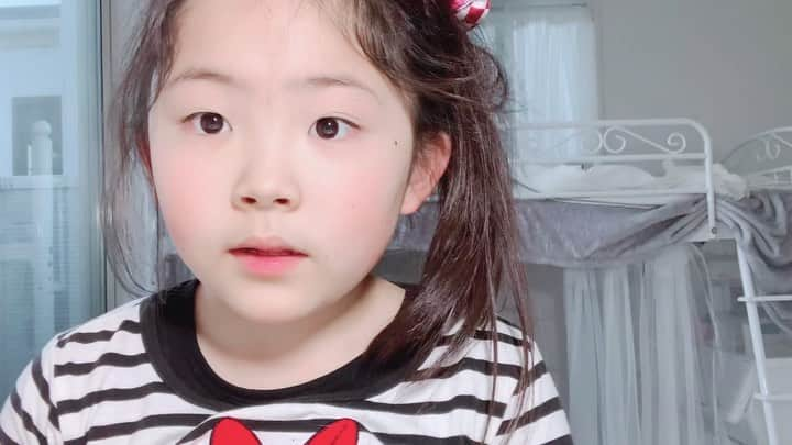 korokoronyaのインスタグラム：「❅*⁎ 6 Feb, 2021  #pastvideo She is imitating a YouTuber①▶️ * 数ヶ月前に ちびマメがYouTube▶️ やりたいって言い出して聞かないので、 自由に録画させたら、 それで満足したのか もう言わなくなった😜 カメラロールに大量にあった 動画の一部がコレ。 ママが昼寝してるとか 余計な情報喋っとるし… * #koronya_chibimameko #8歳のちびまめ」