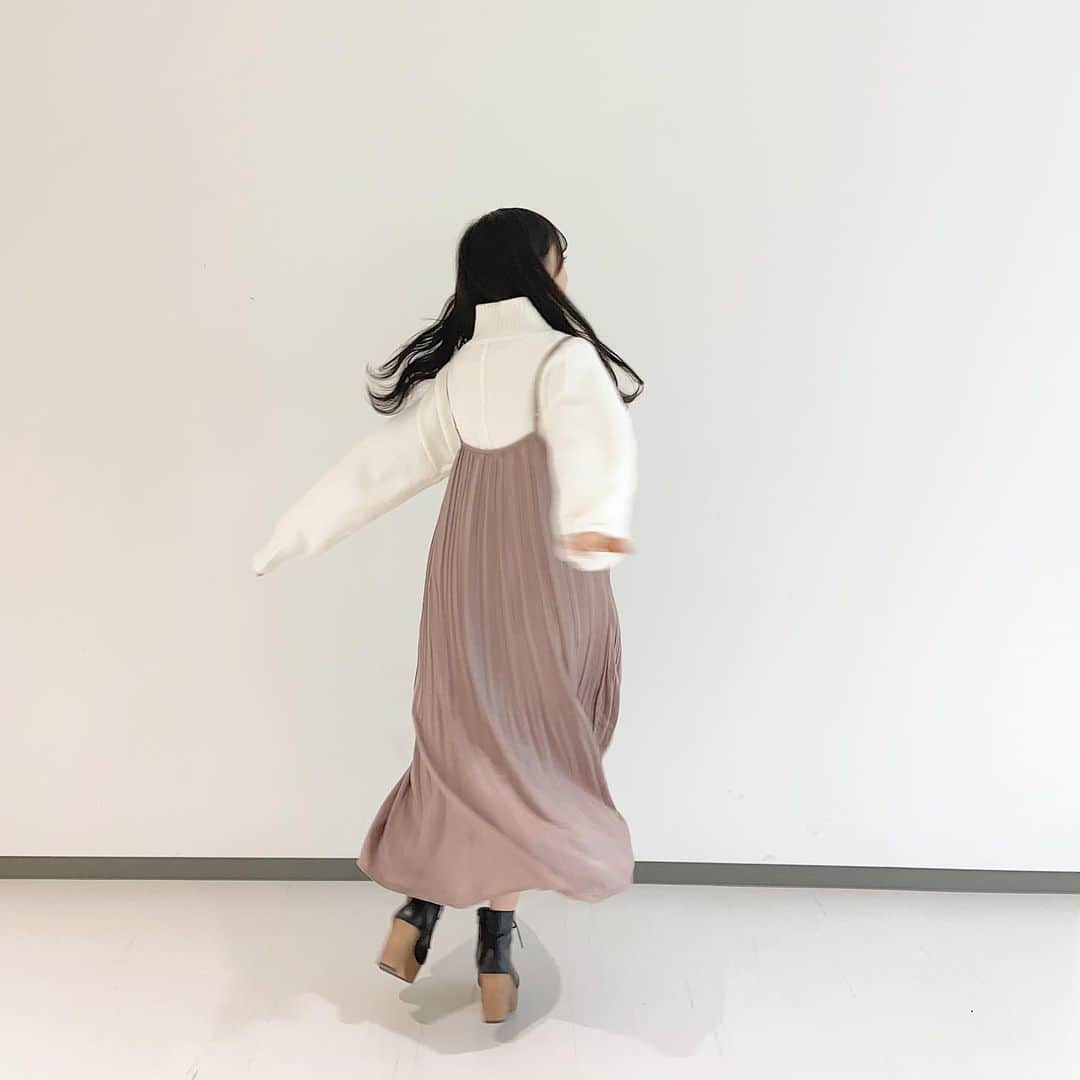 渡部愛加里さんのインスタグラム写真 - (渡部愛加里Instagram)「🕊  #ootd #今日のコーデ #ワンピース #くすみピンク #白ニット #シンプルコーデ #153cmコーデ #achanコーデ」2月6日 19時48分 - akarin_1018