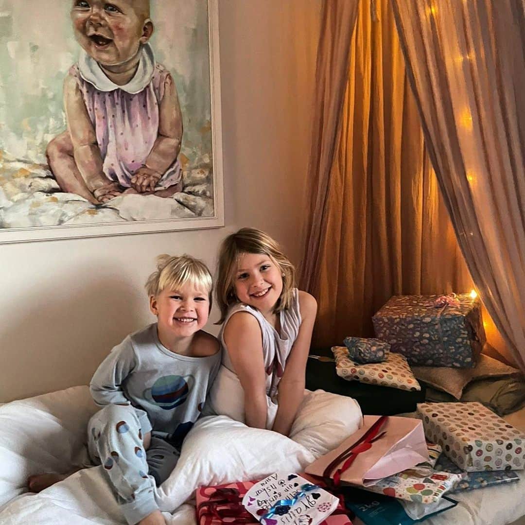 オラ・トイヴォネンのインスタグラム：「Selma 8 år!  Grattis min stora kompis 🎁🎉」