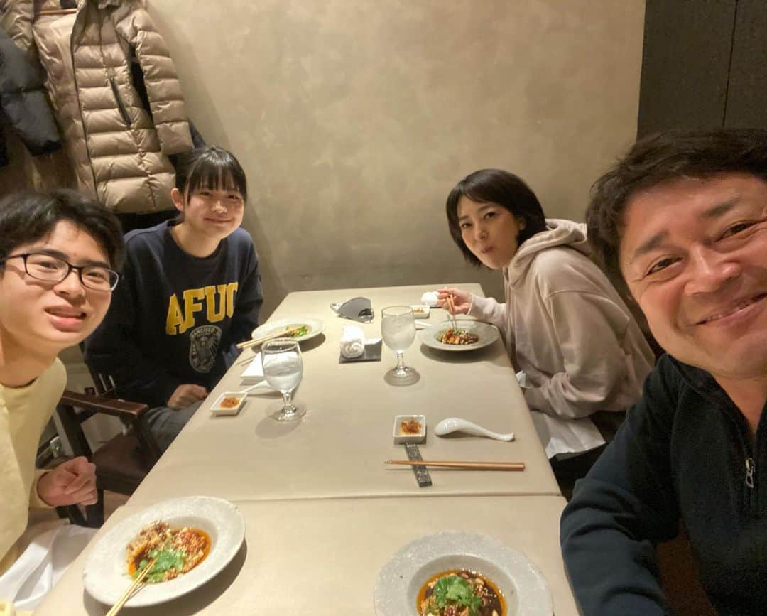 横田真一のインスタグラム：「家族に誕生日を祝ってもらいました いつもは海外　こんな時だけど良い事もある からのしゃっくり止まらず 49才からあがきドモホルンリンクル泡パック」