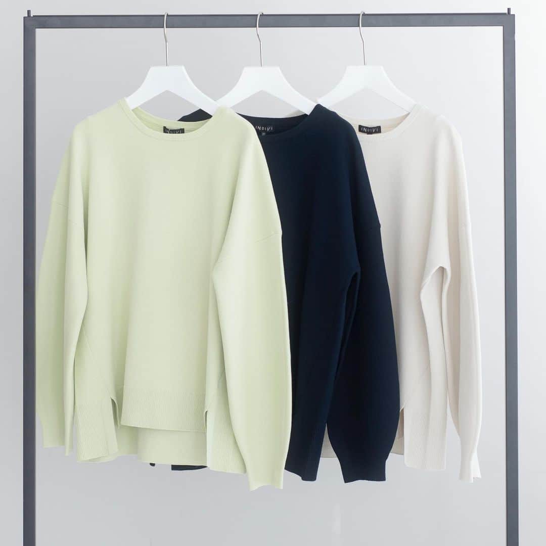 INDIVIのインスタグラム：「- new items -﻿ ﻿ ﻿ 張り感のある生地とさりげないパフスリーブデザインが特徴のニット。﻿ 詰まり気味のクルーネックと、丸みのあるシルエットで﻿ シンプルながら上品であり大人モードに仕上げてくれる1枚です。﻿ 裾丈は前後差をつけ、程よいカバー力も実現。﻿ 今時期はコートインナーとしておすすめです。﻿ ﻿ ﻿ ✴︎knit.¥14,850(税込)﻿ ✴︎no.127-12403﻿ ﻿ ＿＿＿＿＿＿＿＿＿＿＿＿＿＿＿＿﻿ 【セレモニーアイテム10倍キャンペーン開催中!!】﻿ 2/3(wed)-2/16(tue)までの期間中、﻿  対象のセレモニーアイテムがポイント10倍に！﻿ 春の入卒式や、お仕事シーンにもぴったりなアイテムをお得にご案内。﻿ ぜひチェックしてみてください！﻿ ﻿ ﻿ #INDIVI﻿ #インディヴィ」