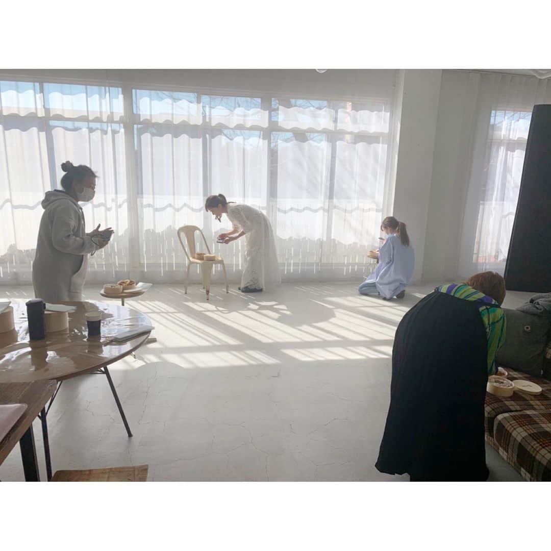 石井美保さんのインスタグラム写真 - (石井美保Instagram)「青木屋のケータリング。 美味しくて感動🥺　ひろよさんのインスタが毎日美味しそうなものばかりで、お願いしました。 ひろよさんのご飯毎日食べたい❤️ ３枚目、皆んなそれぞれに写真を撮るシュールな瞬間😂」2月6日 19時42分 - miho_ishii
