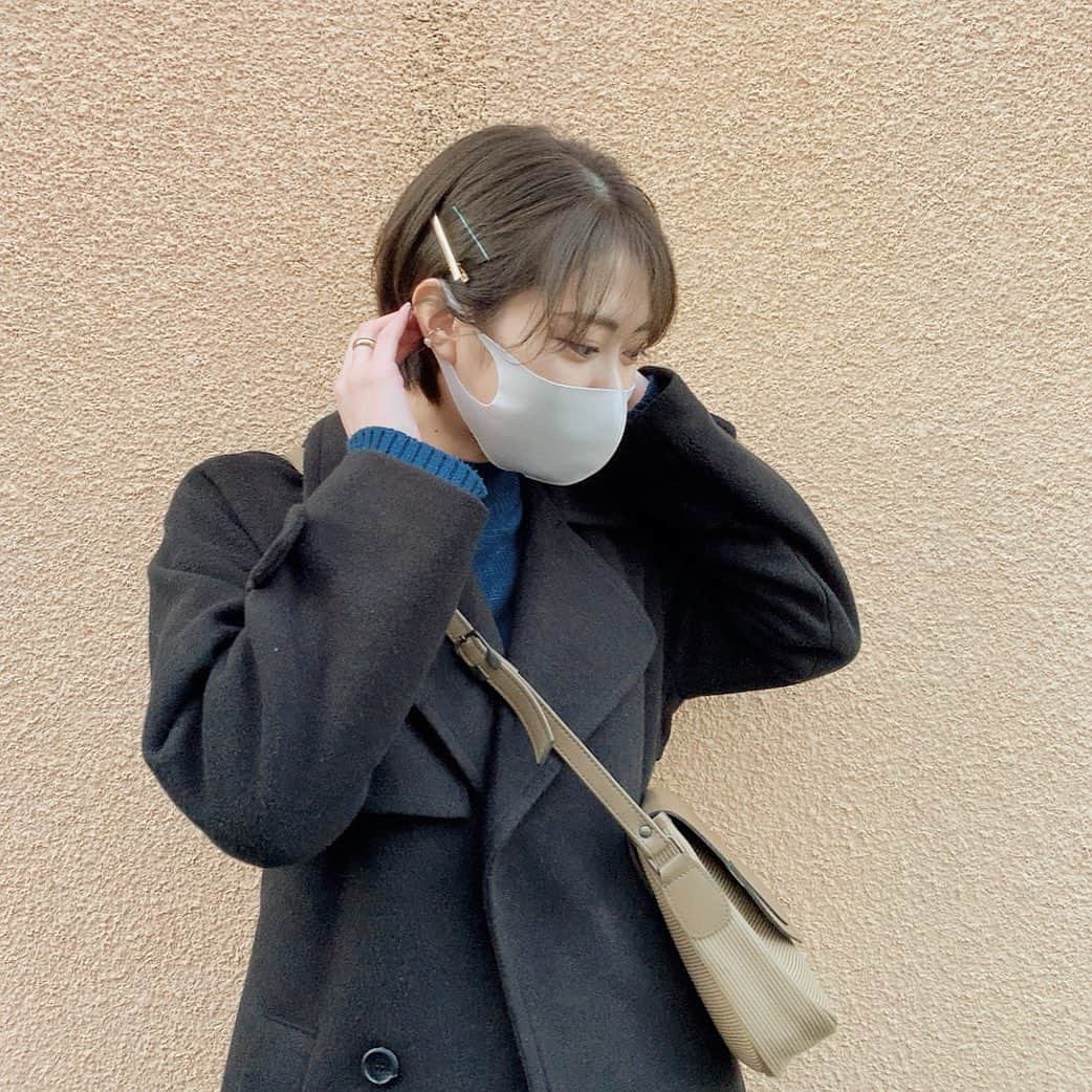 前田亜美のインスタグラム：「. . あんまりピンとかバレッタ使わないんだけど….ショートヘアにしてから髪型でアレンジしたくて. ちょっと挑戦してみた¨̮. . . どーなんでしょーか₍ᐢ.ˬ.ᐢ₎笑. あり？なし？. . #ami私服  #ヘアアレンジ #ショートヘア #コンパクトショート #HOTPING」