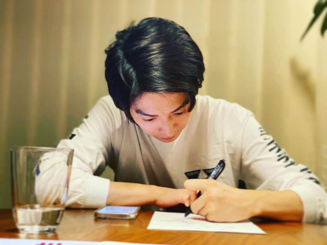 小池徹平さんのインスタグラム写真 - (小池徹平Instagram)「本日は書けないッ！？放送日ですよー！ 今日も笑っちゃおう🤣 小池は書けるッ‼️  #書けないッ！？ #小池画伯 #よーーい、タァァァァァーーーッ！」2月6日 19時43分 - teppei.koike_official