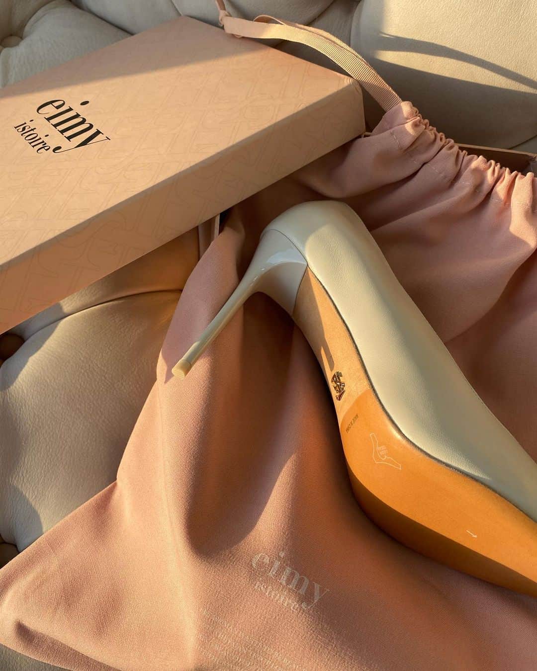 梯真奈美さんのインスタグラム写真 - (梯真奈美Instagram)「'わたし' の気分があがるものを身につけることが1番 'わたしらしく' 輝いていられるとき✨  着たい服を着て、履きたい靴を履く。  女性であることを思いっきり楽しんでしまおう☺️  #identity  #femininity #eimyistoire」2月6日 19時47分 - official_manami