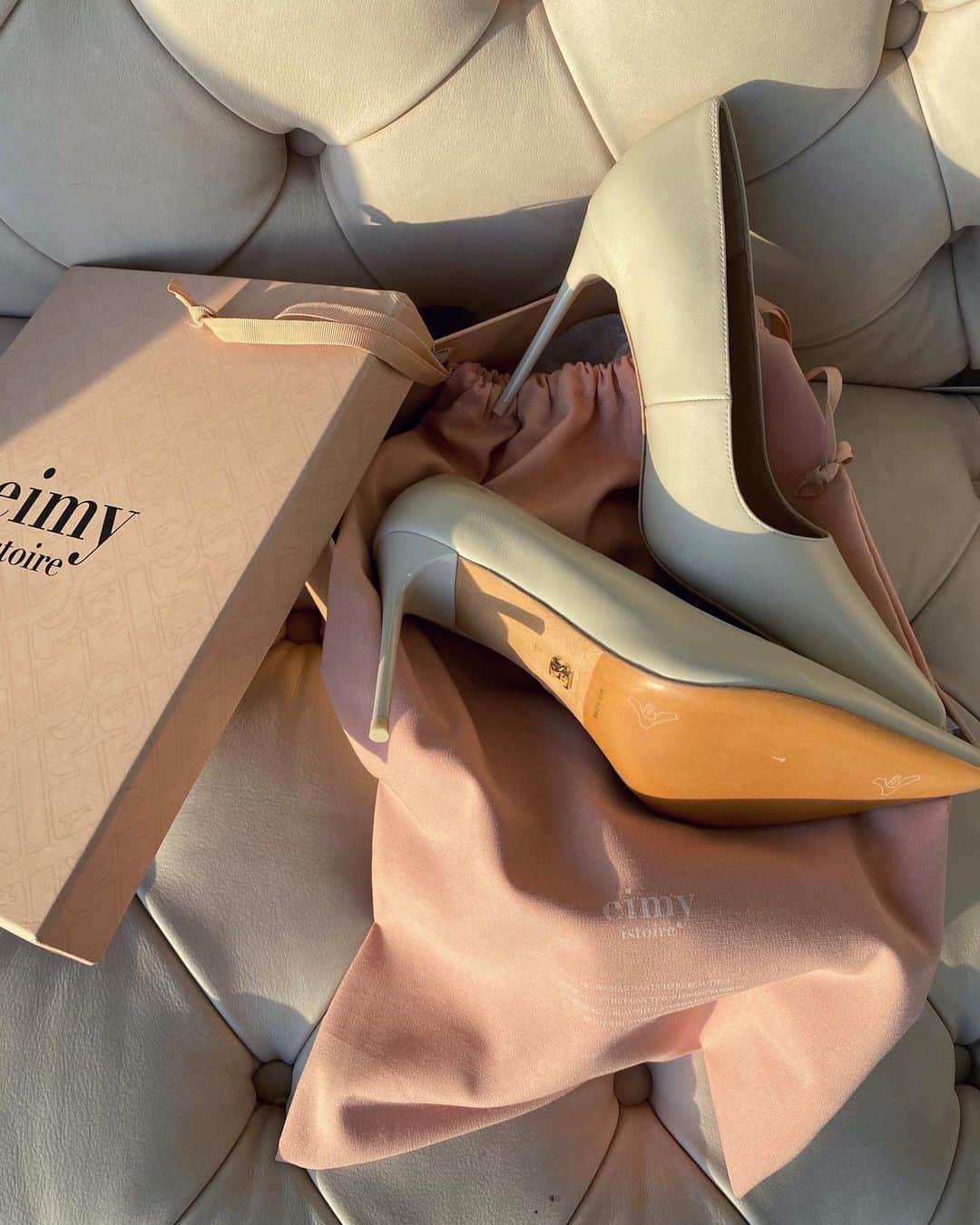 梯真奈美さんのインスタグラム写真 - (梯真奈美Instagram)「'わたし' の気分があがるものを身につけることが1番 'わたしらしく' 輝いていられるとき✨  着たい服を着て、履きたい靴を履く。  女性であることを思いっきり楽しんでしまおう☺️  #identity  #femininity #eimyistoire」2月6日 19時47分 - official_manami