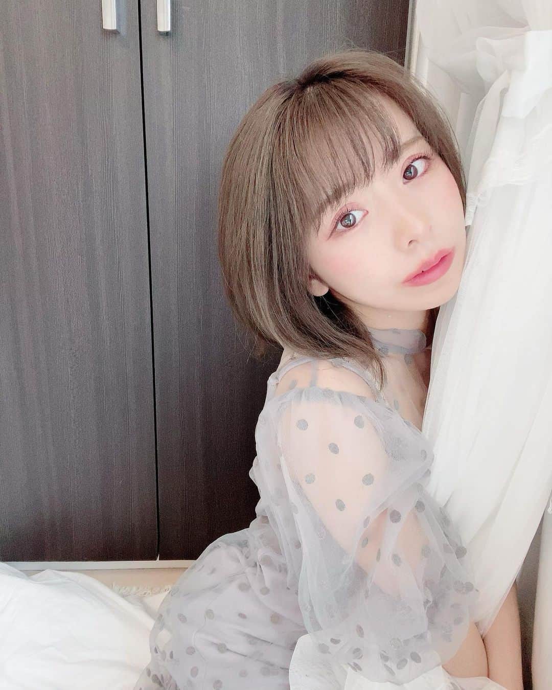 まんまるとまとのインスタグラム：「染めようかな でもブリーチしないって 決めたばっかりなのに🥺 ・ ・ ・ ・  @17livejp  ・ ・ ・ #低身長コーデ #ライブ配信 #ショートヘア  #イチナナライバー #アッシュベージュ #アッシュグレー  #150cm  #ぷにぷに #透明感カラー  #セルフィー #イチナナ  #イチナナライブ #美白ケア  #ふともも #むちむちボディ #インスタグラビア # #バレンタイン #チョコレート #二の腕  #smile #fff #girl #ootd  #selfie #valentine #gravure  #17live #bigolive #Live」