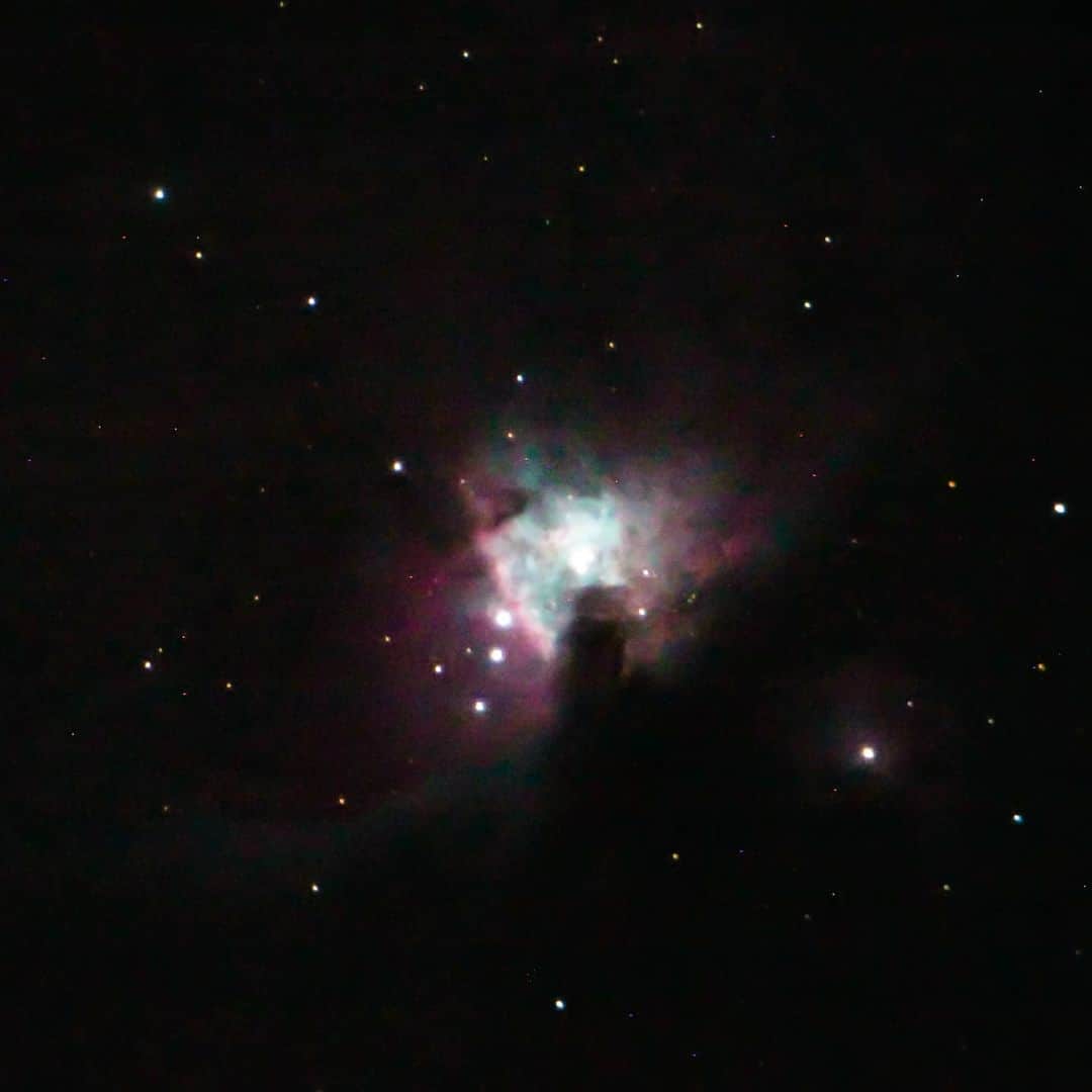 ジェームズ・フェルプスのインスタグラム：「My first attempt at a deep space photo. This is a bit of the Orion Nebula.   (Look south for 3 stars in a row , Orion's Belt, look below the first star for a group of smaller stars, that's where it is)   Still learning how to do this but really enjoying looking up. 🤓🔭🌌🛰 #spacegeek #Nerdalert 🚨 #Orion」