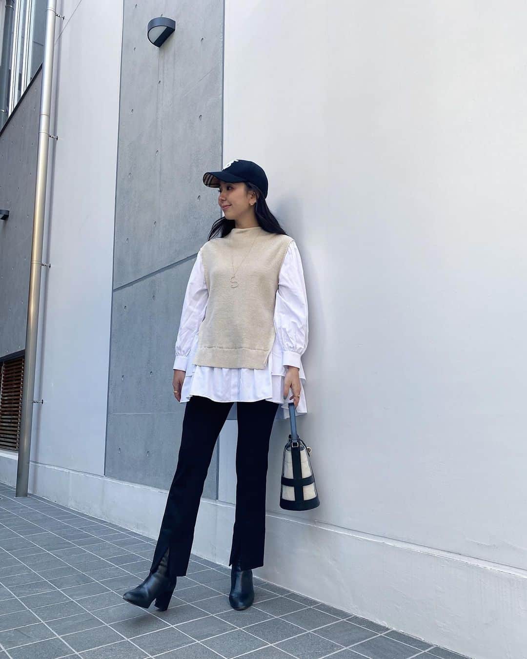 鈴木詩織のインスタグラム：「ふんわりとしたブラウスにブラックを合わせてバランスを😎 ニットとドッキングしていて、サイドのティアード感がたまらない。  こーゆう甘めなアイテムのときにBurberryのキャップがやはり使える♡  cap / @burberry  tops / @jusglitty_official  pants / @milaowen_official  shoes / @unitedarrows_official  bag / @orsetto_official   ﻿ ﻿  #コーデ部#コーデ日記#162cmコーデ#jusglitty#milaowen#orsetto#unitedarrows#burberry#バーバリー#ジャスグリッティー#ミラオーウェン#オルセット#ブラウスコーデ#スリットパンツ#ブラウスコーデ」