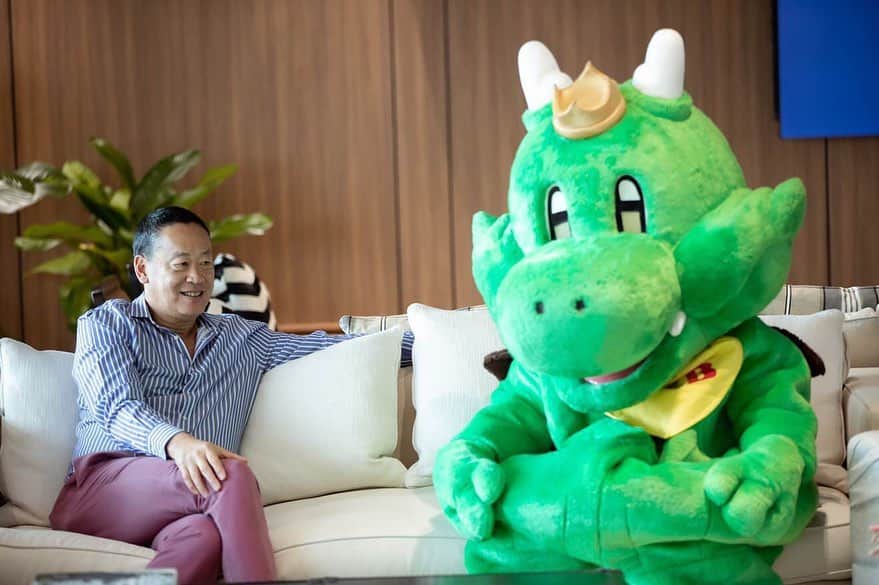チャナティプ・ソングラシンのインスタグラム：「ขอมาแซวว่าคุณเศรษฐา MD ของ @SansiriPLC ดูซอฟต์และสดใสยิ้มกว้างเลยนะคร้าบบบ ตอนแนะนำบ้านให้ GON จากบาร์บีคิว พลาซ่า ไป Work From Home แถม GON ยังไปโผล่ตามโครงการต่างๆของแสนสิริและในบิลบอร์ดด้วย น่าจะมีเซอร์ไพรส์มาให้คนไทยที่อยากมีบ้านได้ยิ้มกว้างกันแน่ๆ   รอชมเลยครับ ไม่พลาดแน่ แสนสิริเตรียมแถลงข่าวแคมเปญใหญ่ สร้างความสุขลั่นสนั่นเมือง “แสนสิริ x บาร์บีคิวพลาซ่า : Made For Joy” จับตาดูให้ดีที่เฟซบุ๊กแสนสิริ ฤกษ์ดีวันที่ 9 ก.พ.นี้ เวลา 11.00 น. จะขนโปรดีกิจกรรมเด็ดอะไรมาอีก จับตาดูให้ดีนะครับ #แสนสิริxGONกระจายความสุข #MadeForJoy」