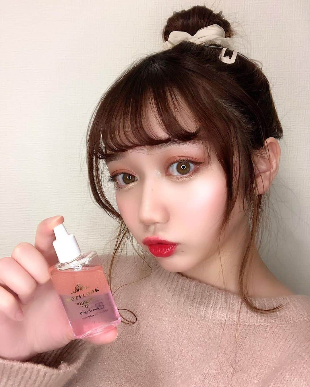 小澤しぇいんのインスタグラム：「女子必見❣️最近のバストケアについて💗 バストケア美容液〜  ちょうどね、バストの肌のケアをしたいなって悩んでた時に　@motelook_official を頂いて最近使ってます！  女子の皆さんバストケアって何かしてますか？ バストケア美容液ってあまり聞いた事ないんですけどこれがすごく良いんです♡  スキンケアと一緒にバストのマッサージもするようになりました。  私が良いなと思ったところは塗った時にスーッと肌になじんでベタつかないところ！ あと美容成分が入ってて、バストにハリが増した！そして香りが良い！  バストケアもすごく大事だな〜と最近思う。 毎日マッサージするだけでハリが増すし、もっと歳を重ねた時のためにもバストのケアは大切だと思います！  #motelook#モテルック#バストケアアイテム#バストケア#肌ケア#美容#スキンケア#pr」