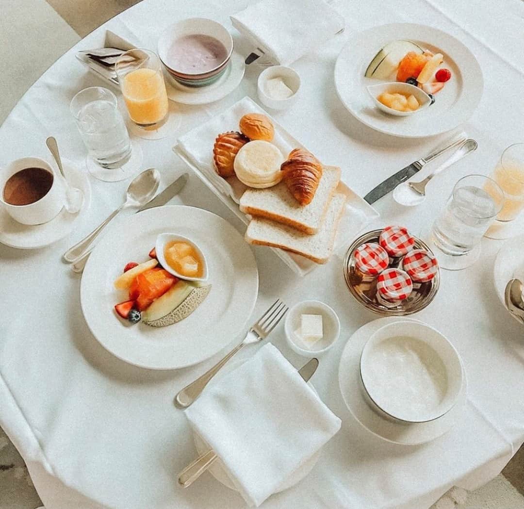 Conrad Tokyoのインスタグラム：「朝目覚めて大切な方と顔を合わせながら楽しむ朝食の時間。  Take your breakfast nice and slow when you wake up in the morning and enjoy face-to-face time with your loved ones.  Photo by @laowai.lady   Share your own images with us by tagging @conrad_tokyo  ————————————————————— #コンラッド東京 #コンラッド #ホテル #汐留 #東京 #新橋 #銀座 #港区 #ステイケーション #ホテルレストラン #おこもりステイ #ホテル朝食 #ルームサービス #ConradTokyo #StayInspired #Conrad #Tokyo #Shiodome #Shinbashi #staycation #hotelrestaurant #hotelbreakfast #roomservice」