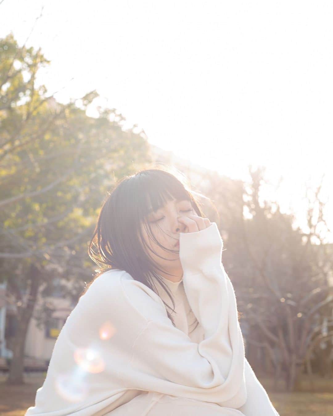 のインスタグラム：「. 最近は白いお洋服が多いです𓂃◌𓈒𓐍 . 可愛い女の子になりたい 2021年の目標です❁⃘*.ﾟ . 《 @nishizono_misuzu 》 . #ホワイトコーデ #ホワイト #whitelove  #黒髪 #黒髪ミディアム #黒髪女子  #ナチュラルコーデ #ナチュラルメイク  #ストレートヘア #前髪カット #ぱっつん前髪」